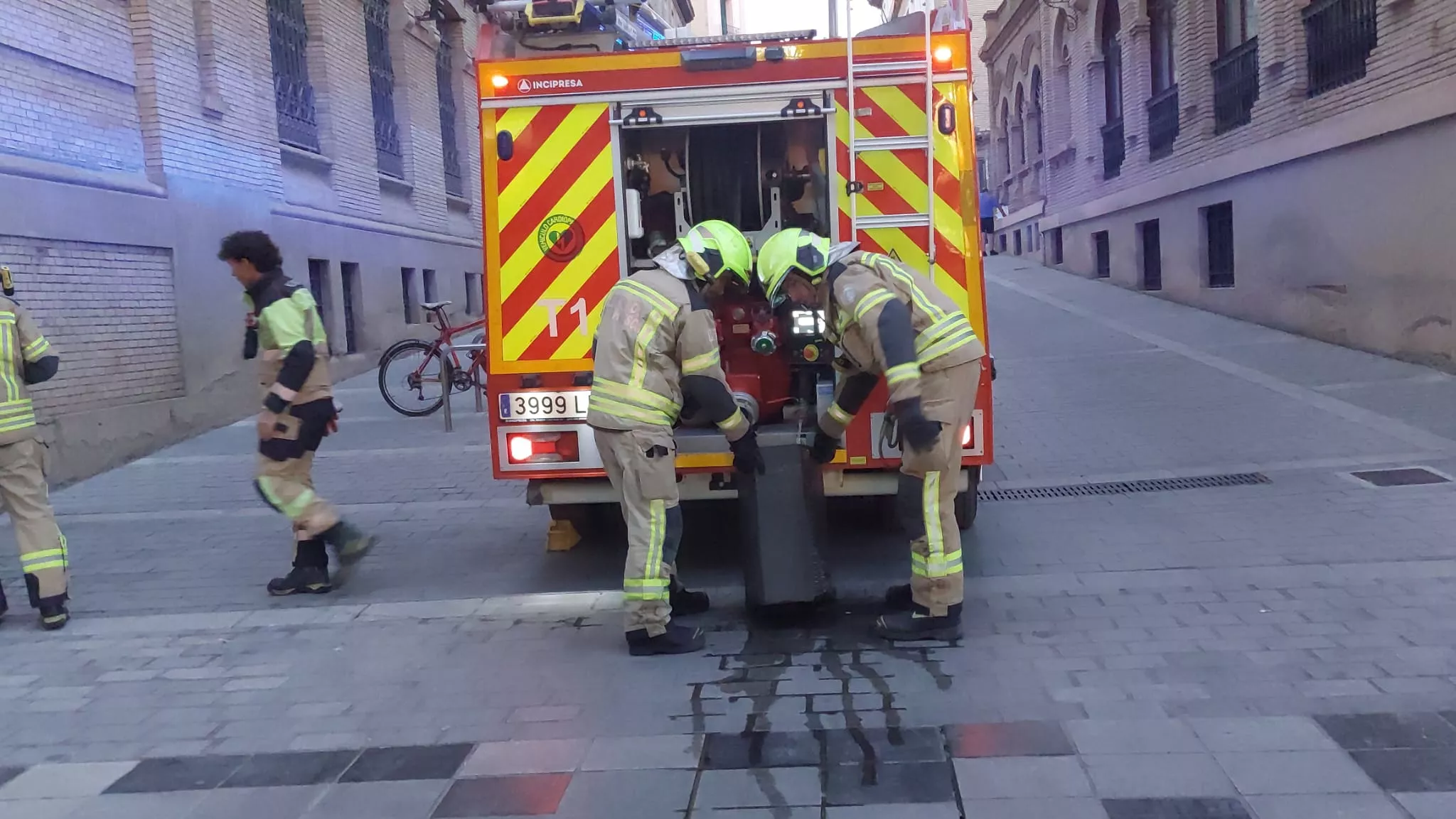 Bomberos en la calle Moya de Huesca