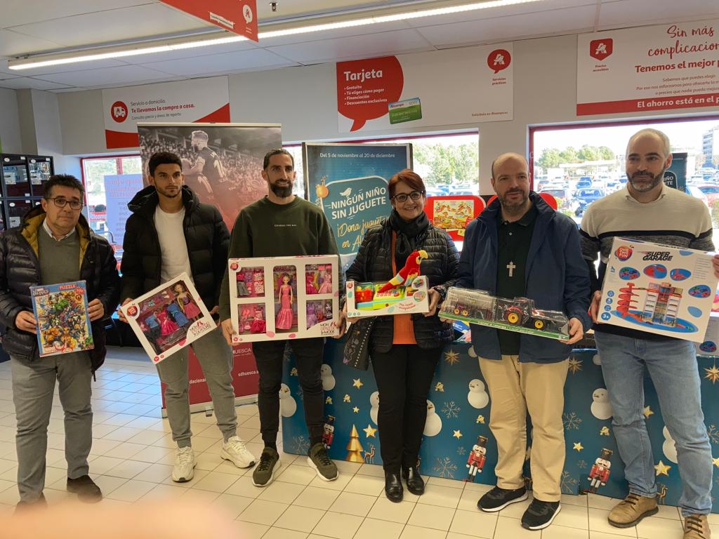 Florian y Marc Mateu, con representantes de la Cruz Blanca, en el cierre de la campaña de recogida de juguetes. Foto: A. Mora