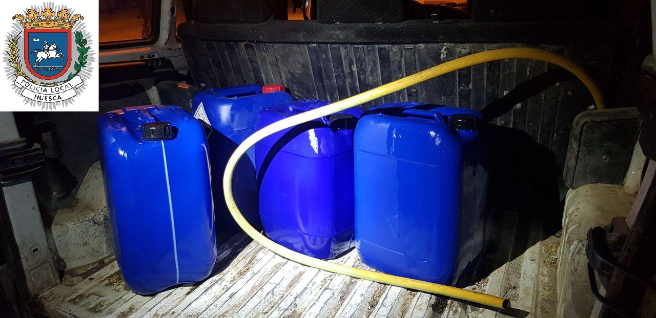 Bidones y utensilios empleados para la sustracción de gasoil.