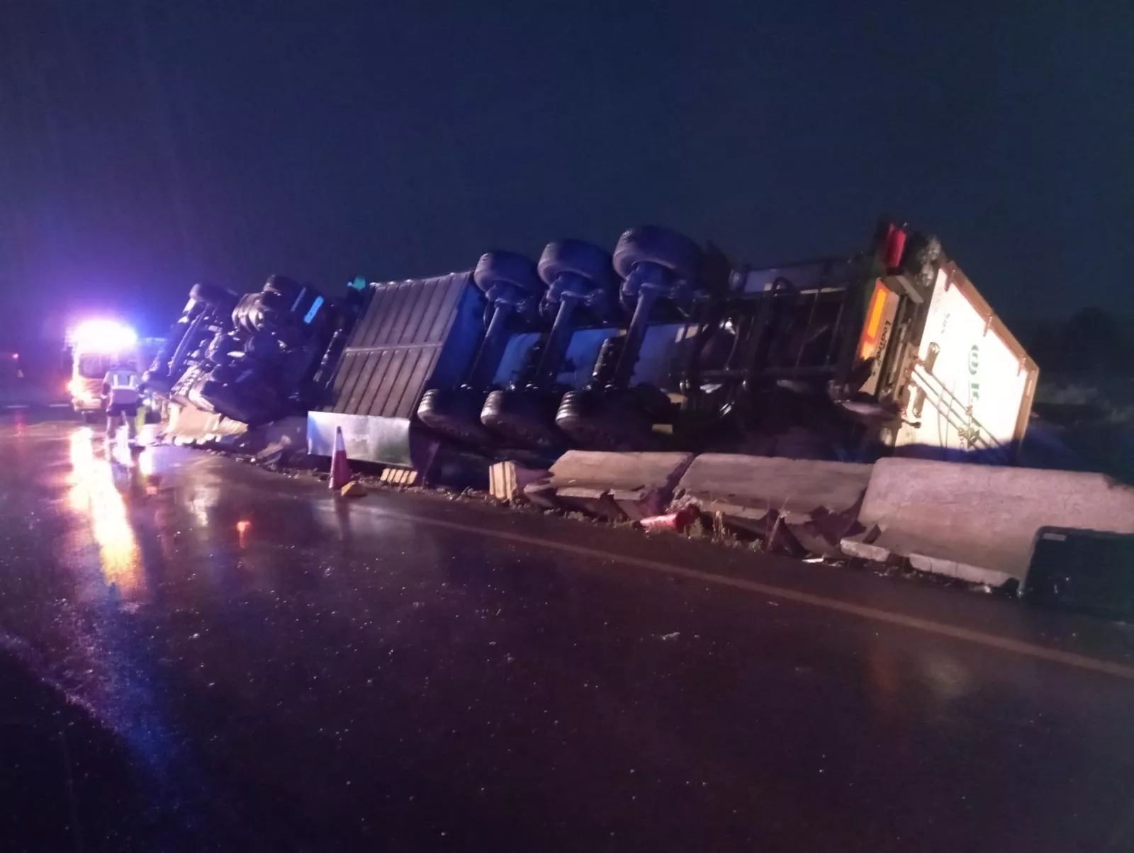 Imagen del camión volcado en la rotonda de Quicena.