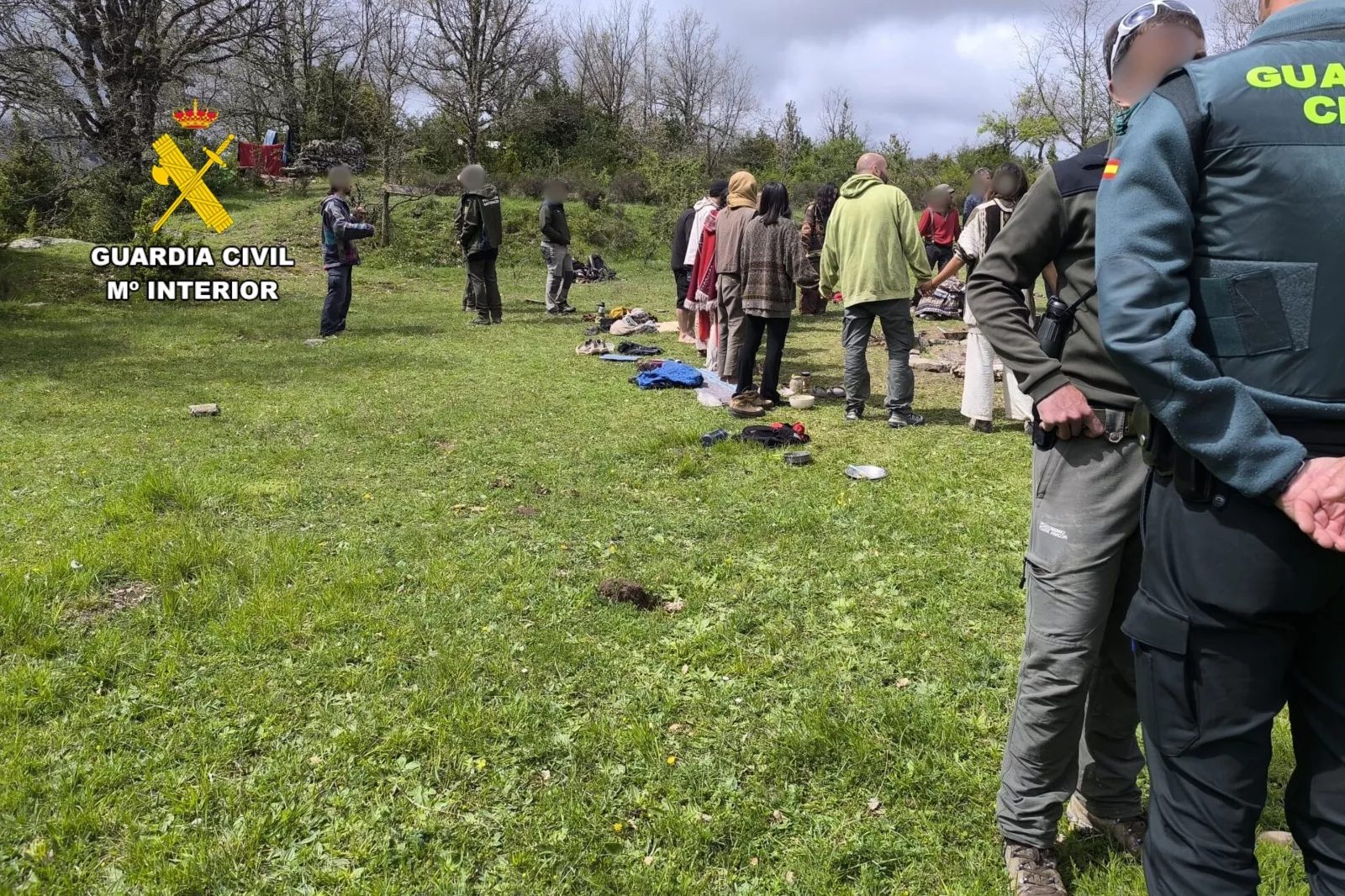 Campamento ilegal de “Rainbow Family” en Abellada: fuegos no autorizados y estacionamientos indebidos