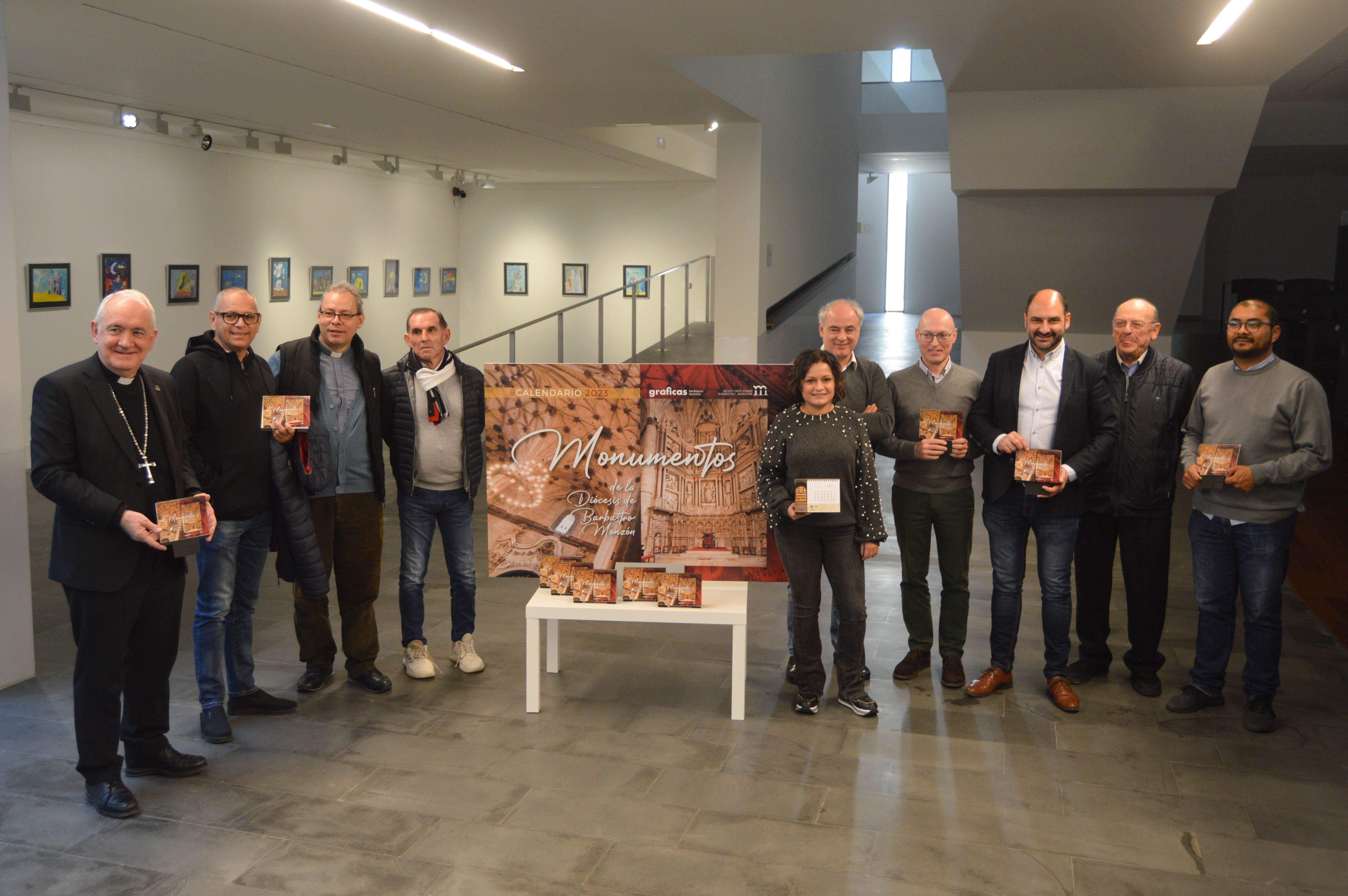 El obispo de Barbastro Monzón, el alcalde, representantes del Museo y Gráficas Barbastro en la presentación del calendario