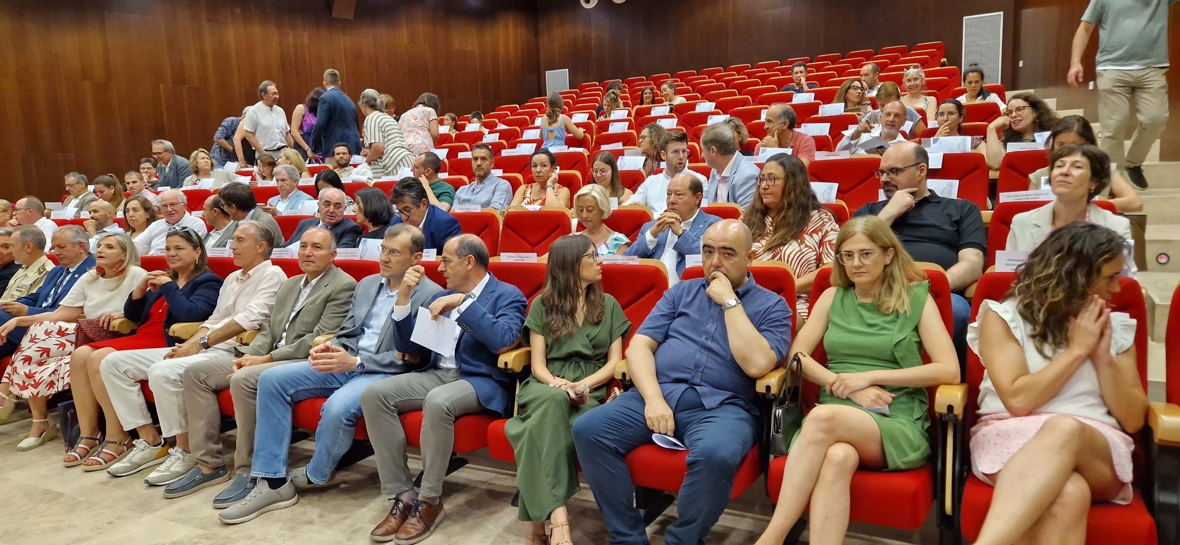 Toma de posesión del nuevo decano de la Facultad de Empresa, Carlos Orús Sanclemente. Foto Myriam Martínez