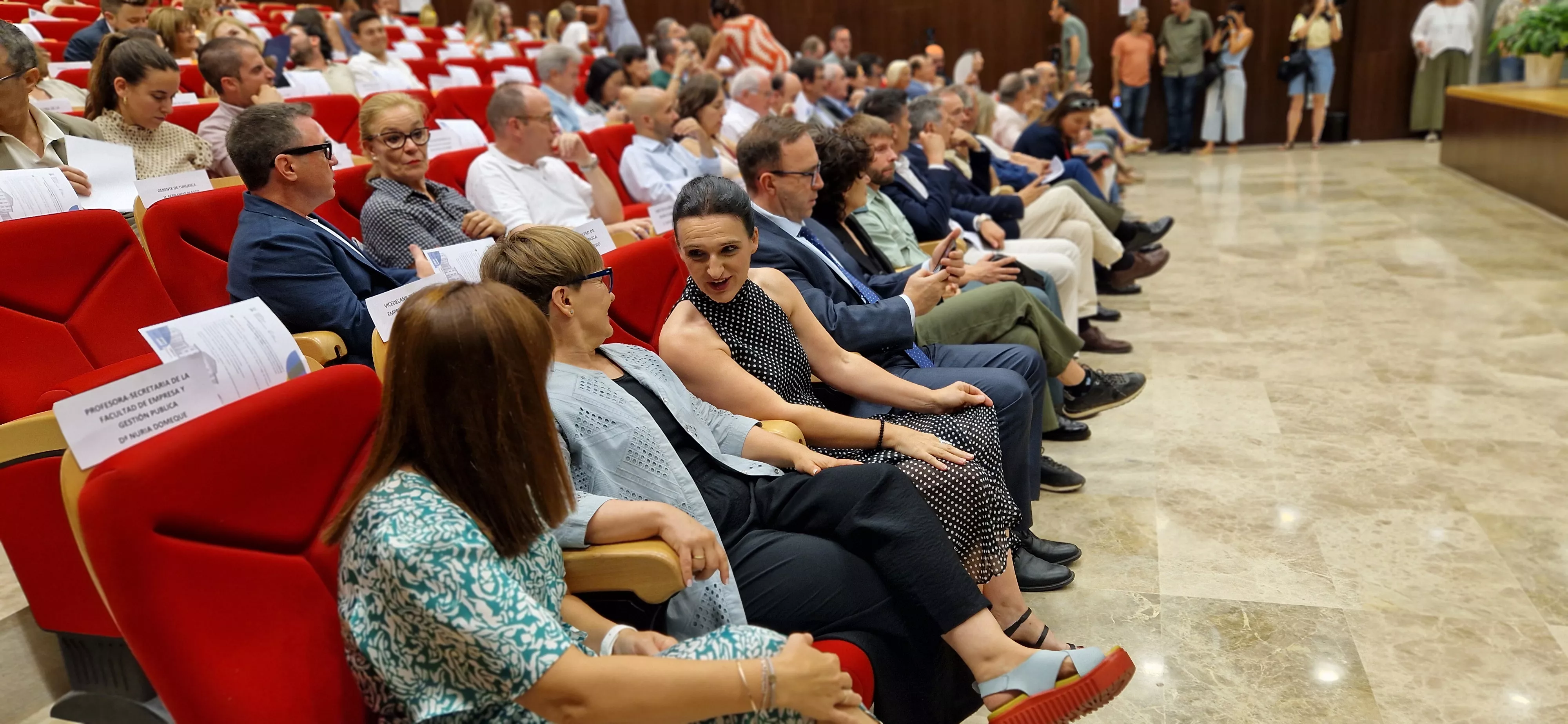 Toma de posesión del nuevo decano de la Facultad de Empresa, Carlos Orús Sanclemente. Foto Myriam Martínez