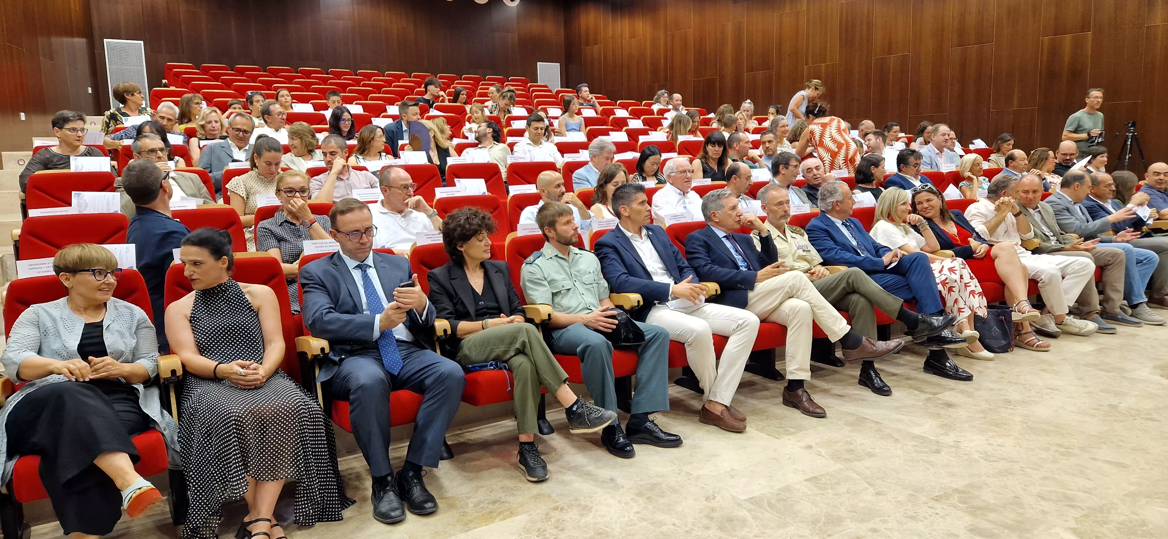 Toma de posesión del nuevo decano de la Facultad de Empresa, Carlos Orús Sanclemente. Foto Myriam Martínez