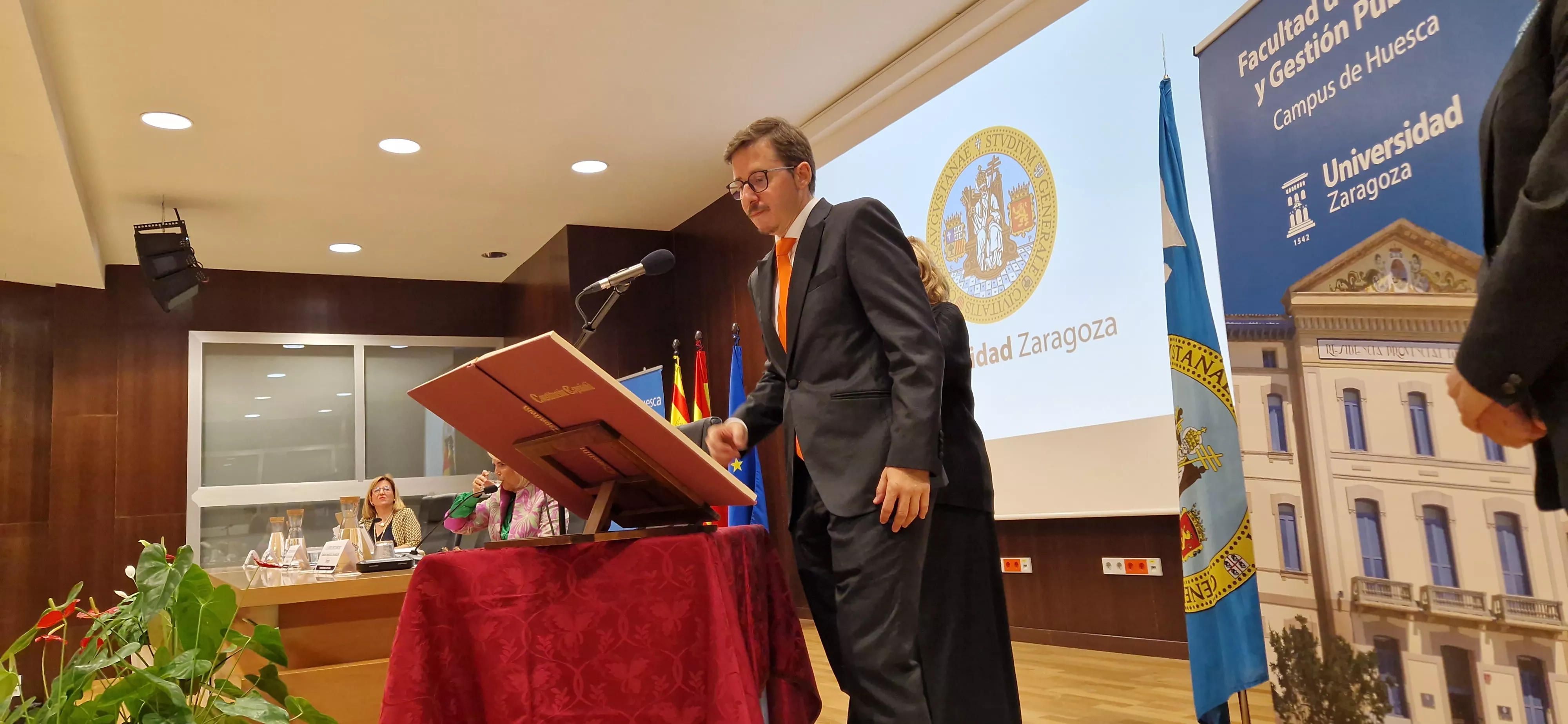 Toma de posesión del nuevo decano de la Facultad de Empresa, Carlos Orús Sanclemente. Foto Myriam Martínez