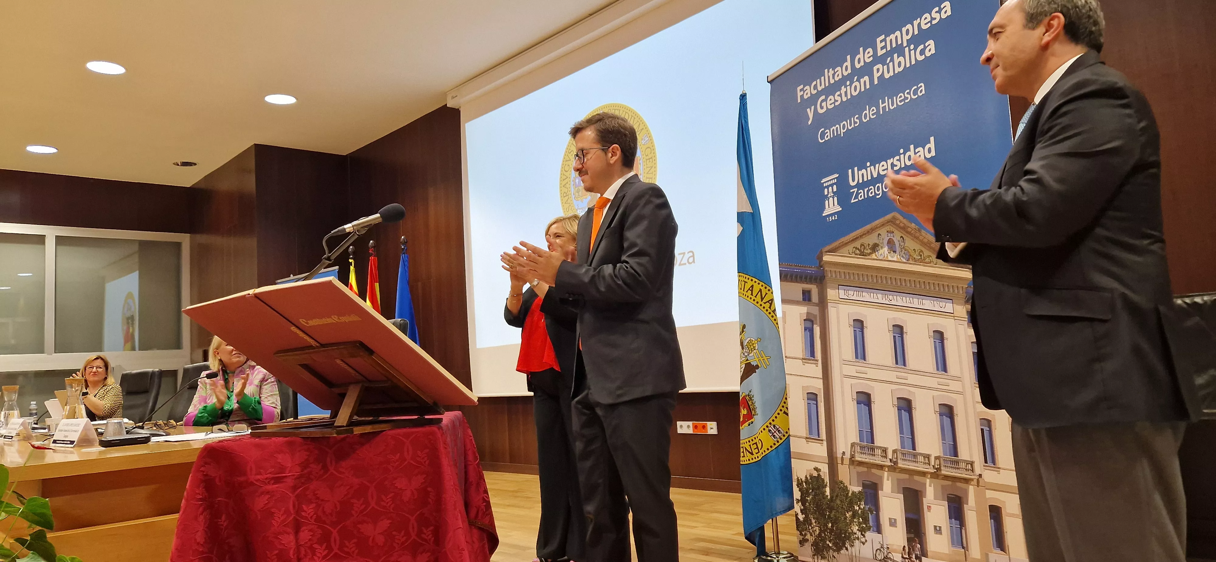 Toma de posesión del nuevo decano de la Facultad de Empresa, Carlos Orús Sanclemente. Foto Myriam Martínez