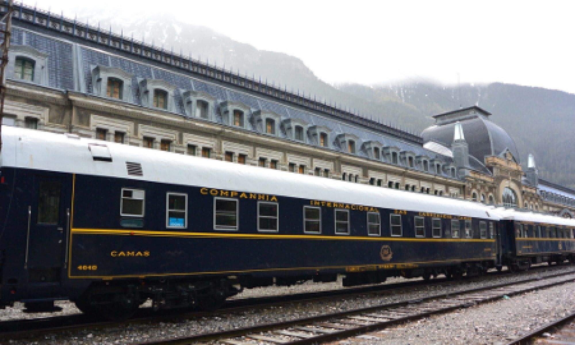 Tren Azul de la Asociación Zaragozana de Amigos del Ferrocarril y Tranvías en Canfranc. Foto: AZAFT