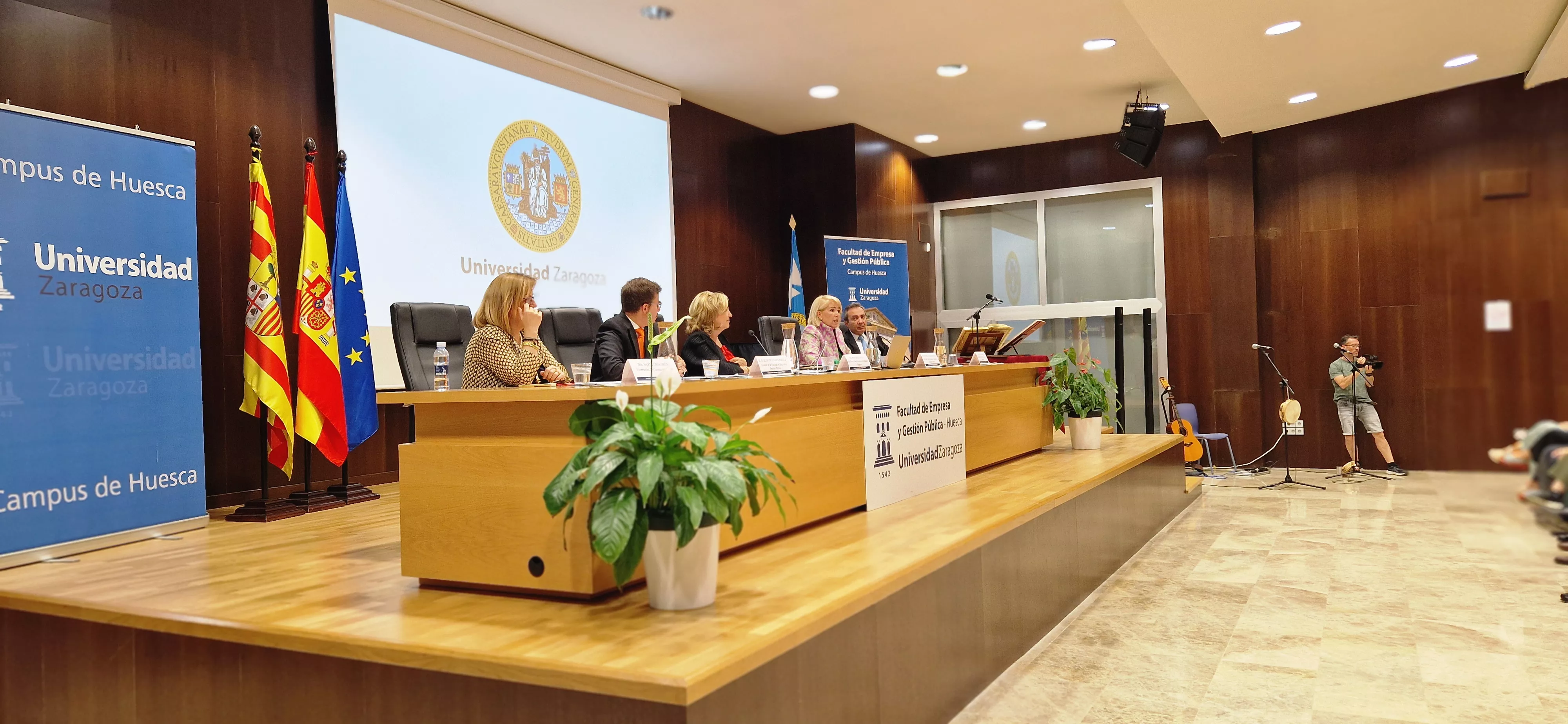 Toma de posesión del nuevo decano de la Facultad de Empresa, Carlos Orús Sanclemente. Foto Myriam Martínez