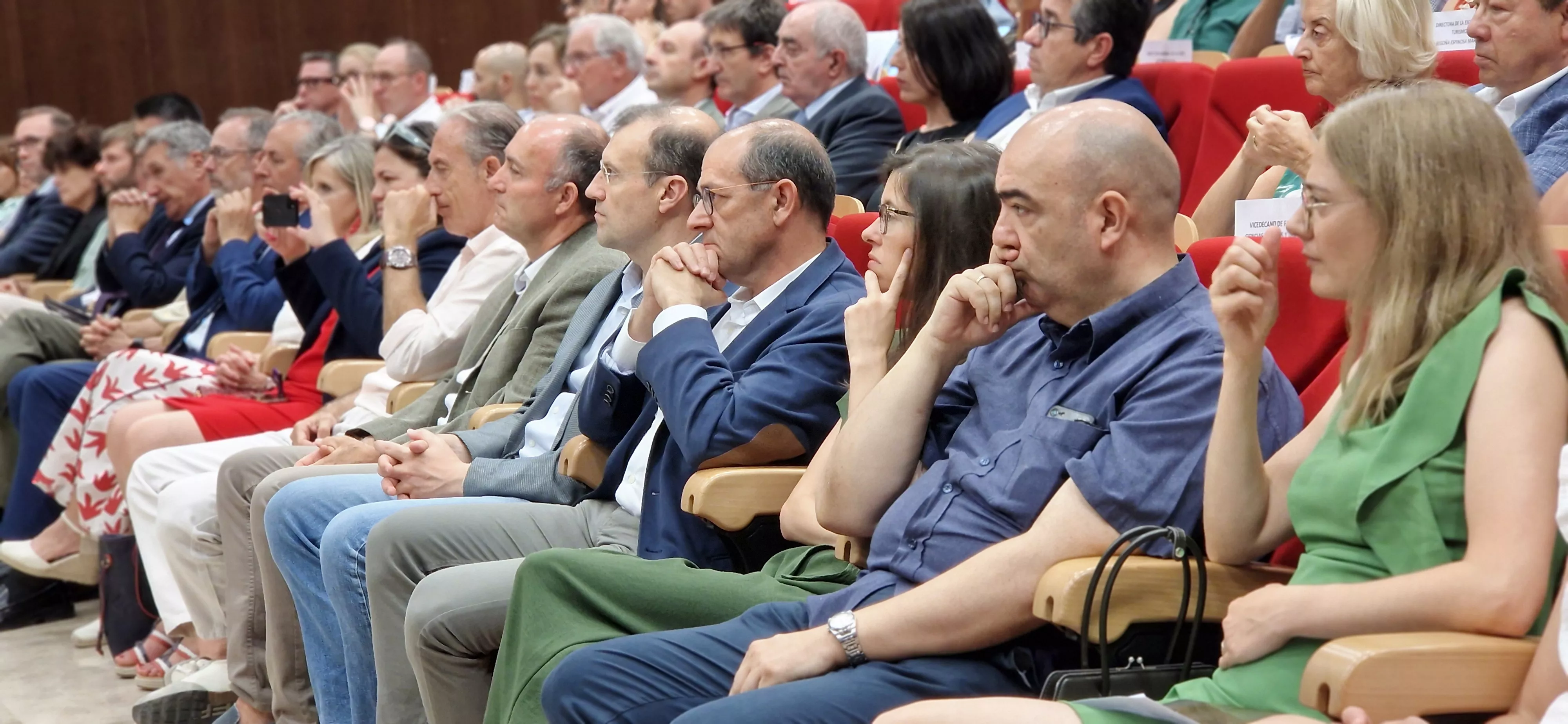 Toma de posesión del nuevo decano de la Facultad de Empresa, Carlos Orús Sanclemente. Foto Myriam Martínez