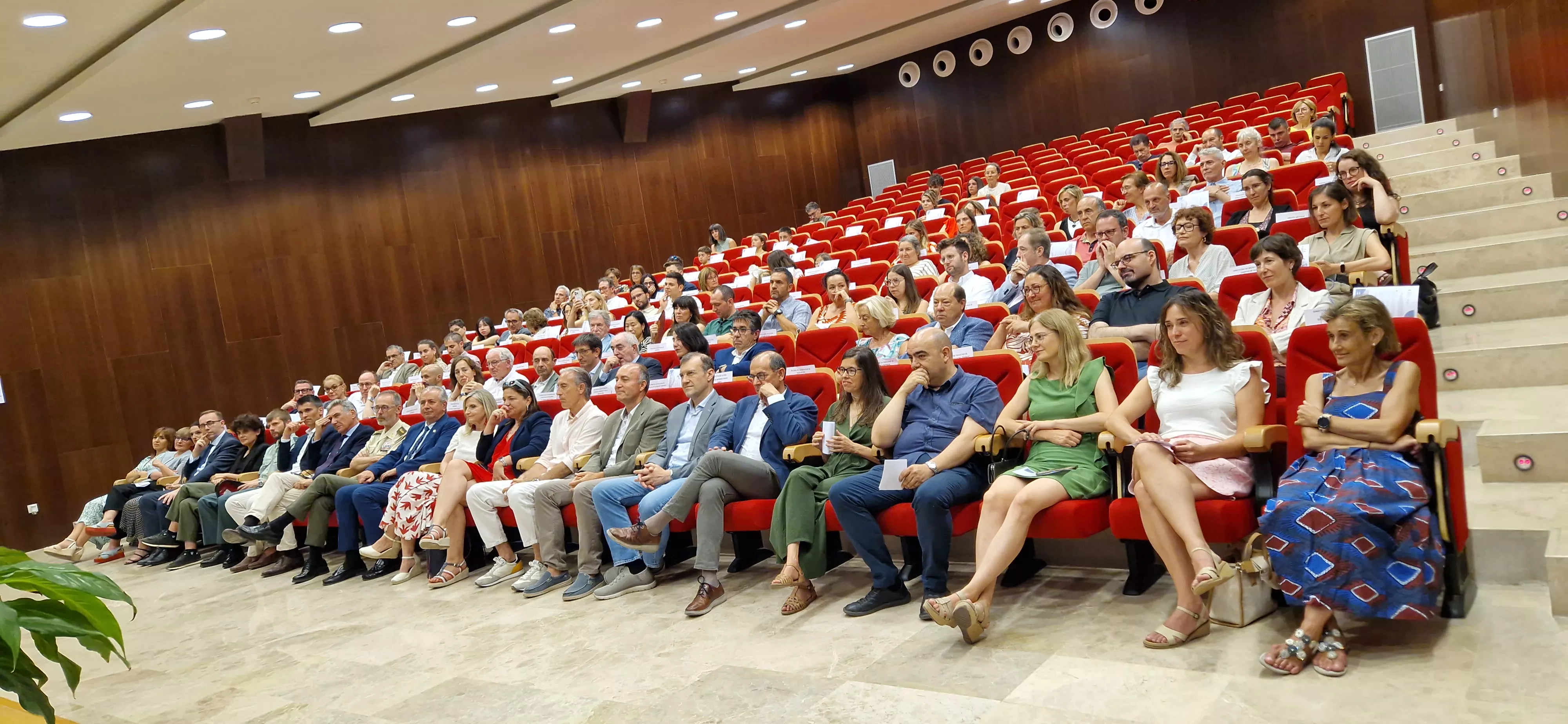 Toma de posesión del nuevo decano de la Facultad de Empresa, Carlos Orús Sanclemente. Foto Myriam Martínez