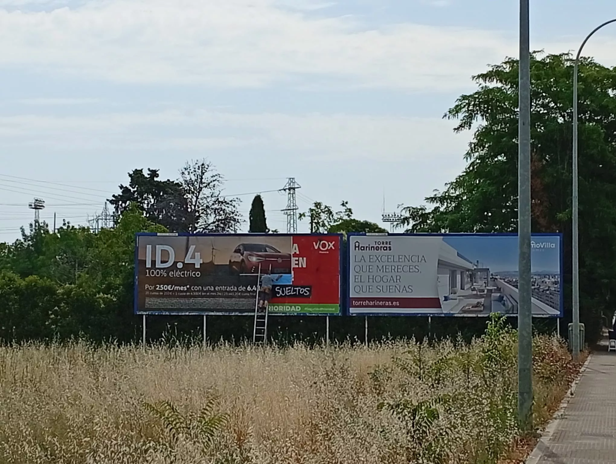 Momento en el que se coloca un nuevo cartel en una de las vallas publicitarias.