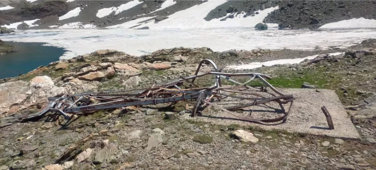Uno de los antiguos pluviómetros, convertido en un amasijo de hierros. 