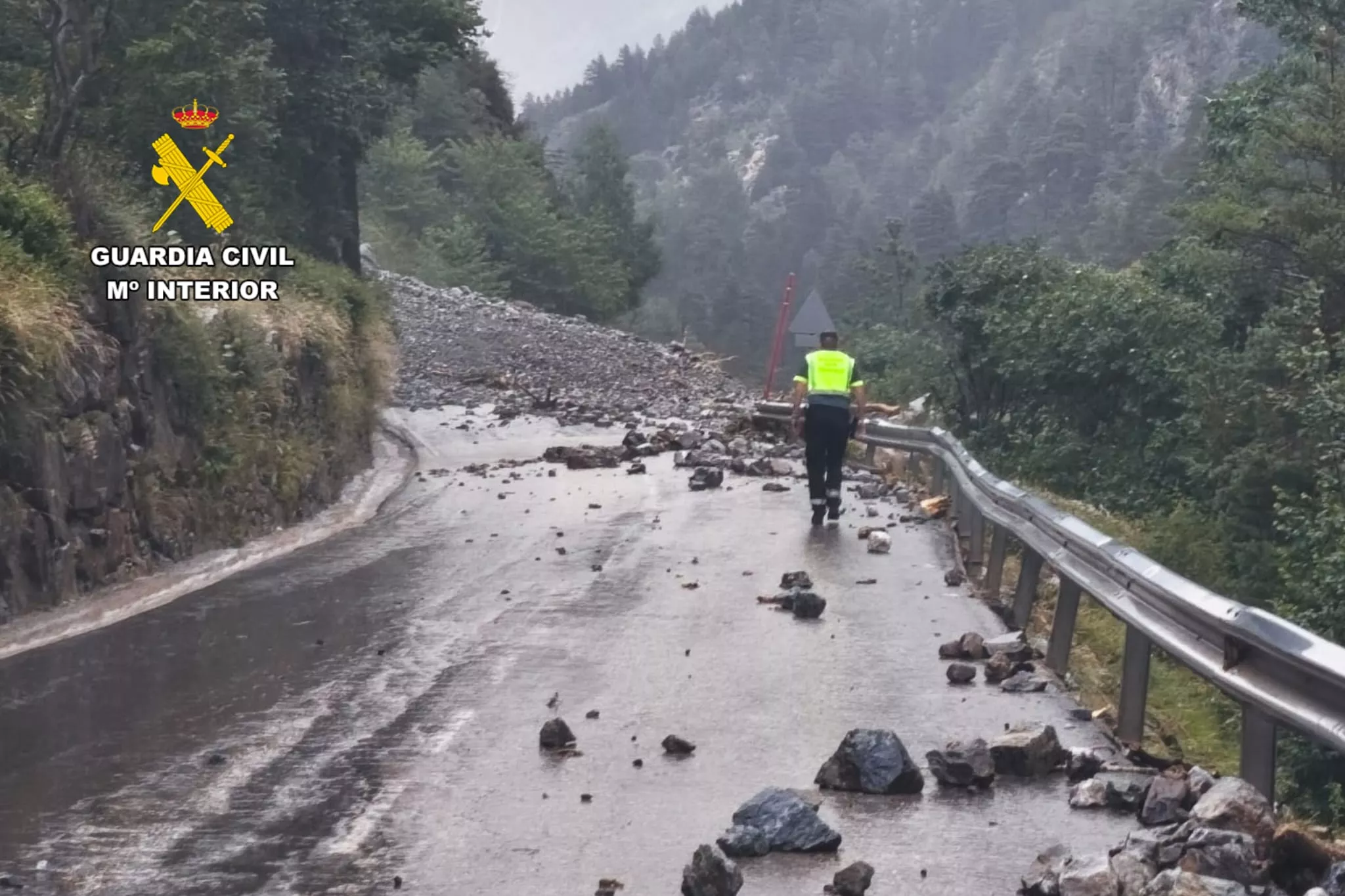 Imagen de un reciente desprendimiento en la carretera A-2606 de acceso al Balneario de Panticosa.