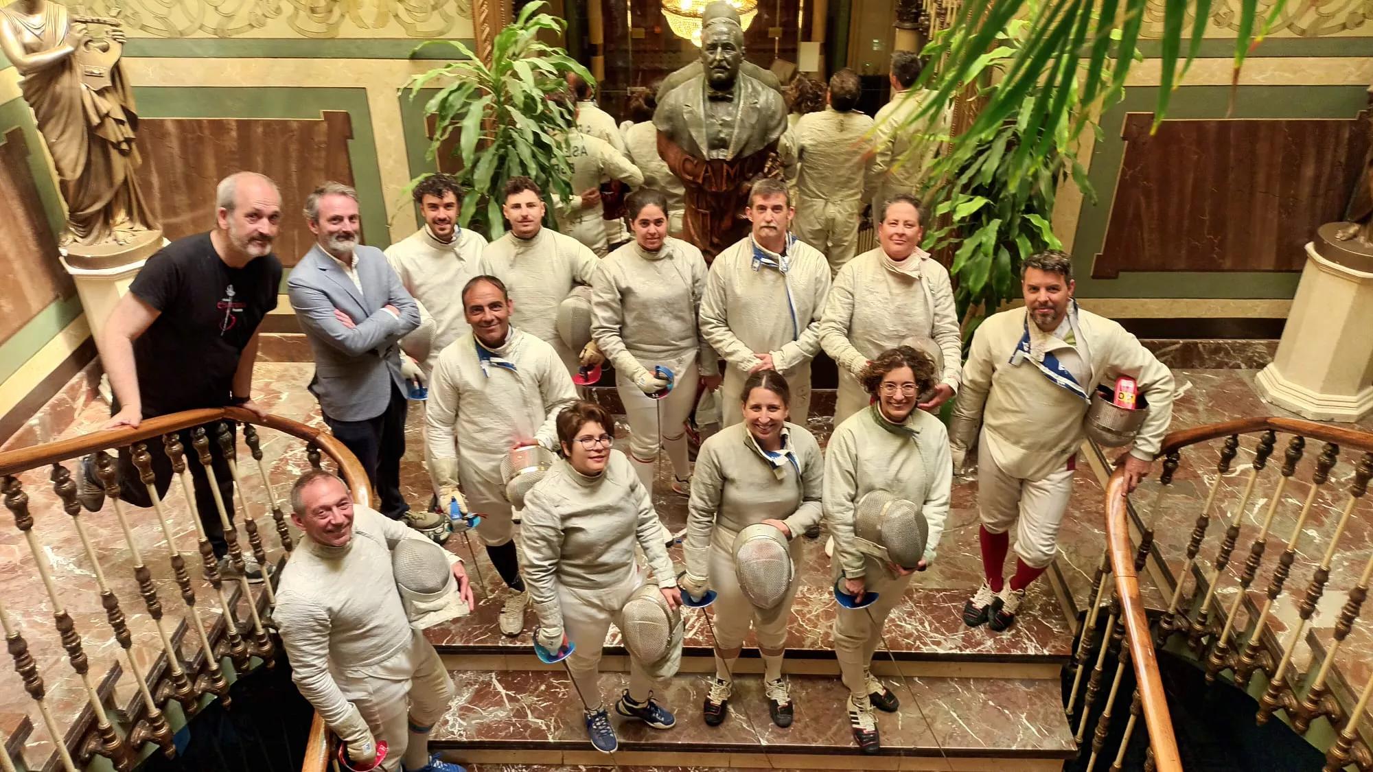 Participantes de la jornada de esgrima que se celebró en el Casino de Huesca.