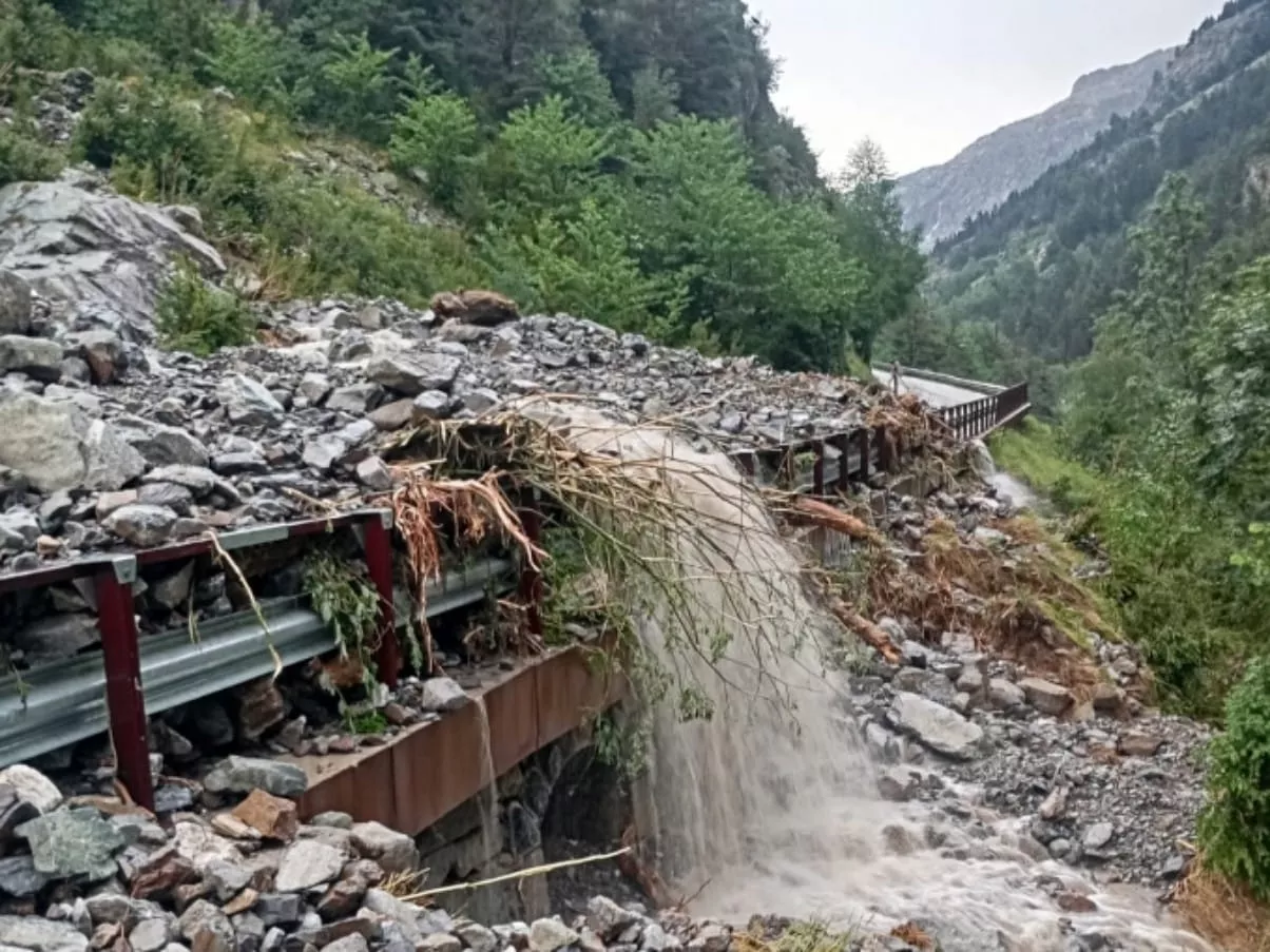 Desprendimientos en la carretera A-2606 de acceso al Balneario de Panticosa.