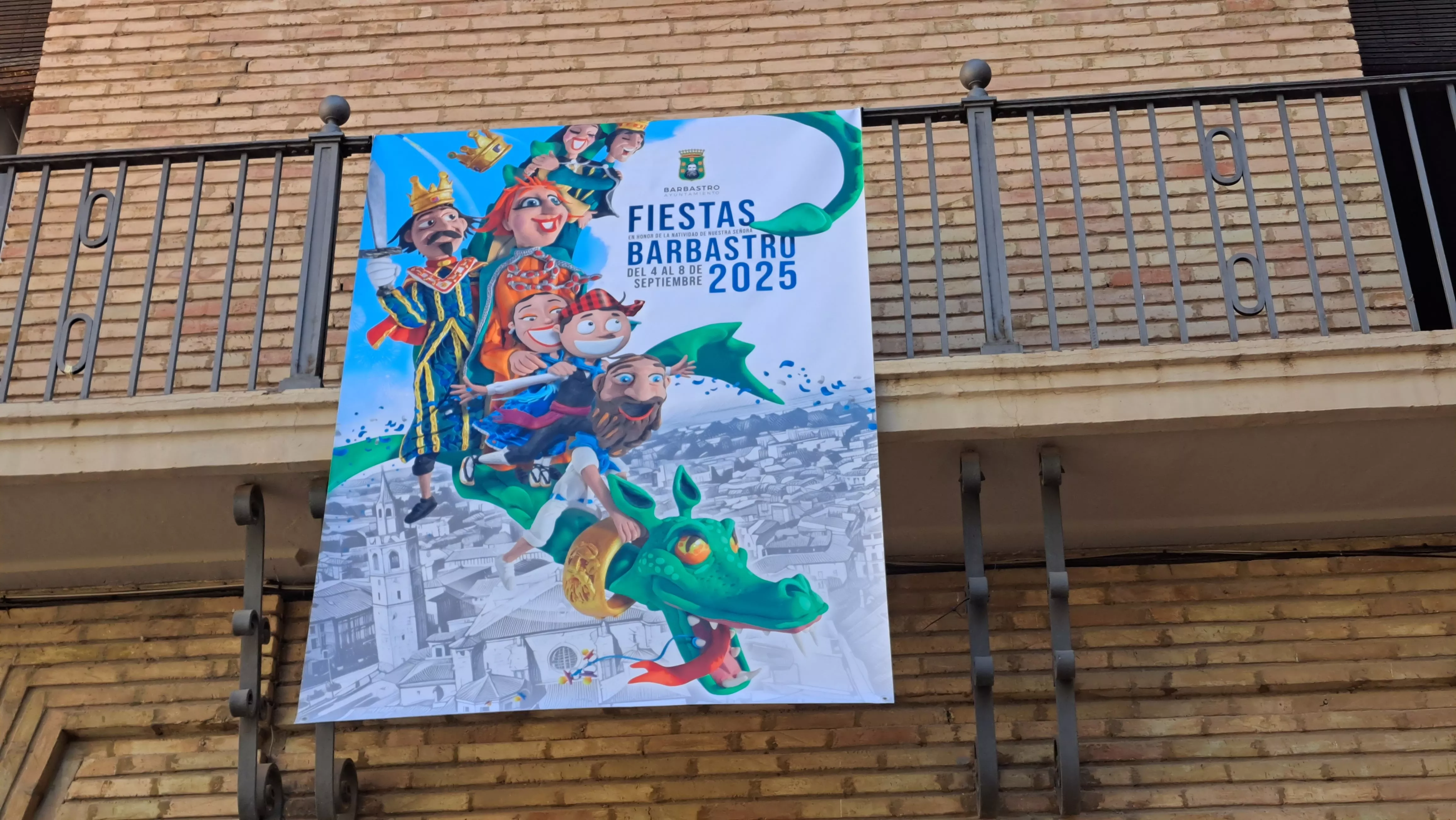 El cartel de fiestas de Barbastro de Cristóbal Aguiló cuelga del Ayuntamiento