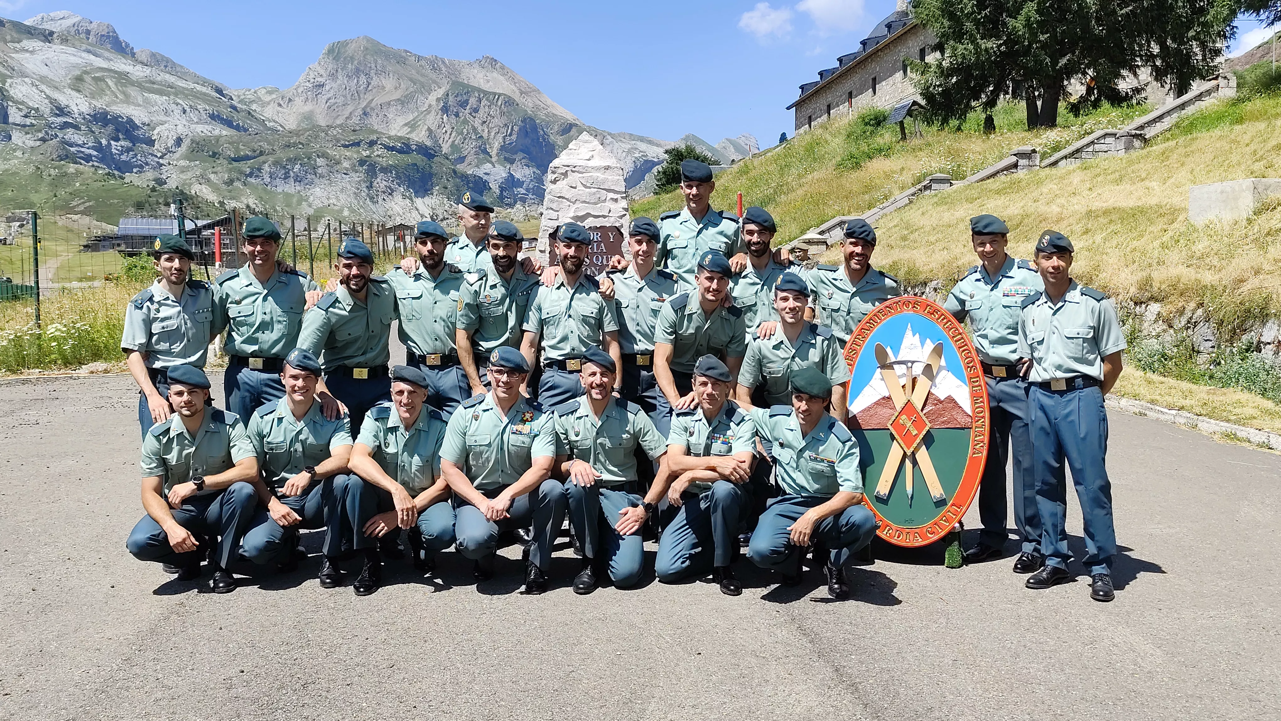 Agentes de la Guardia Civil que han superado el XXXVII Curso de Especialistas en Montaña con sus instructores. Agentes de la Guardia Civil que han superado el XXXVII Curso de Especialistas en Montaña con sus instructores.