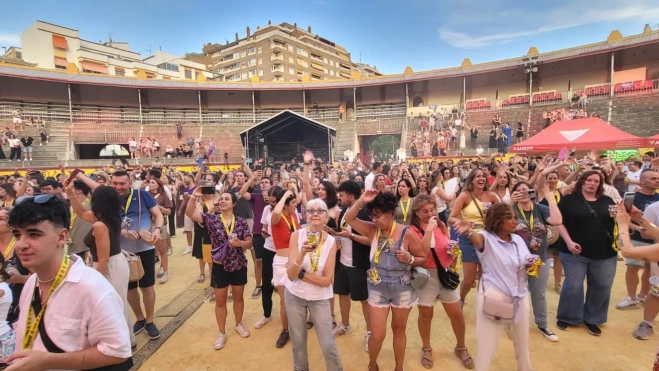 Imagen de público por la tarde, que ha ido a más durante la noche Imagen de público por la tarde, que ha ido a más durante la noche