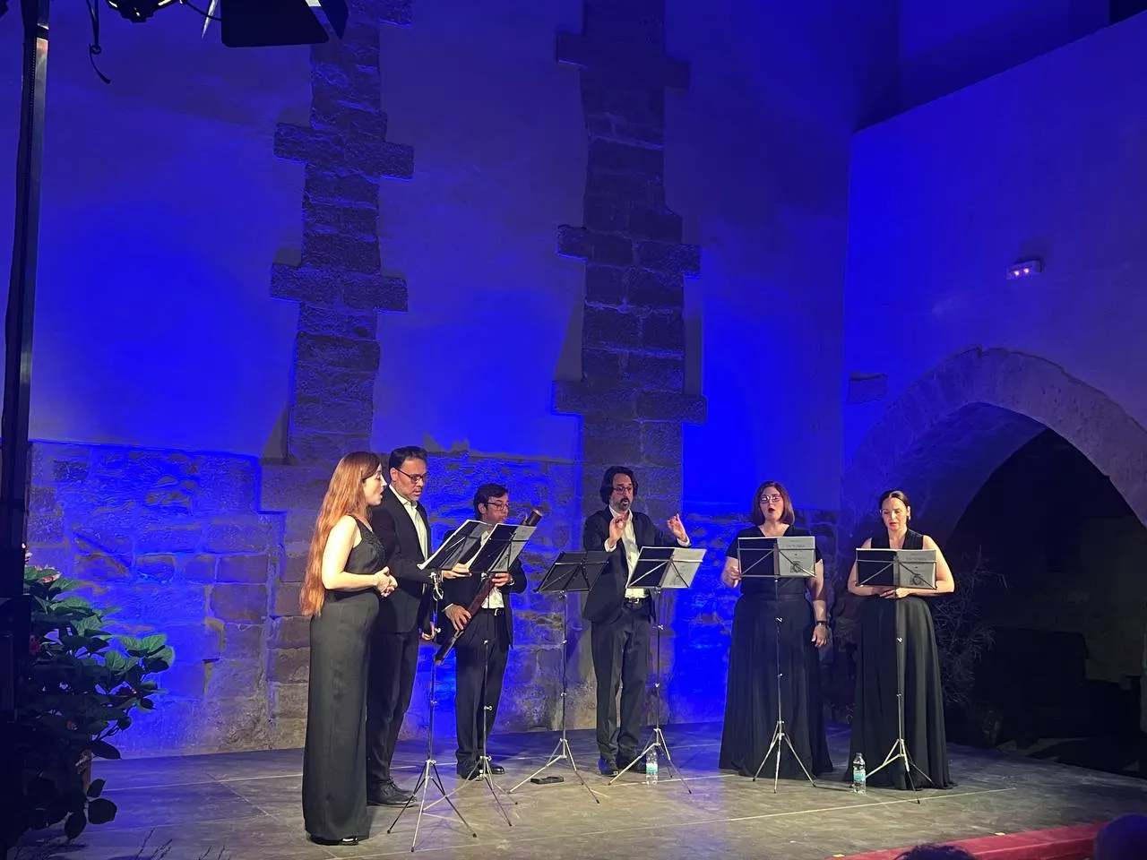 Actuación del ensemble vocal Amystis en el monasterio de Casbas.
