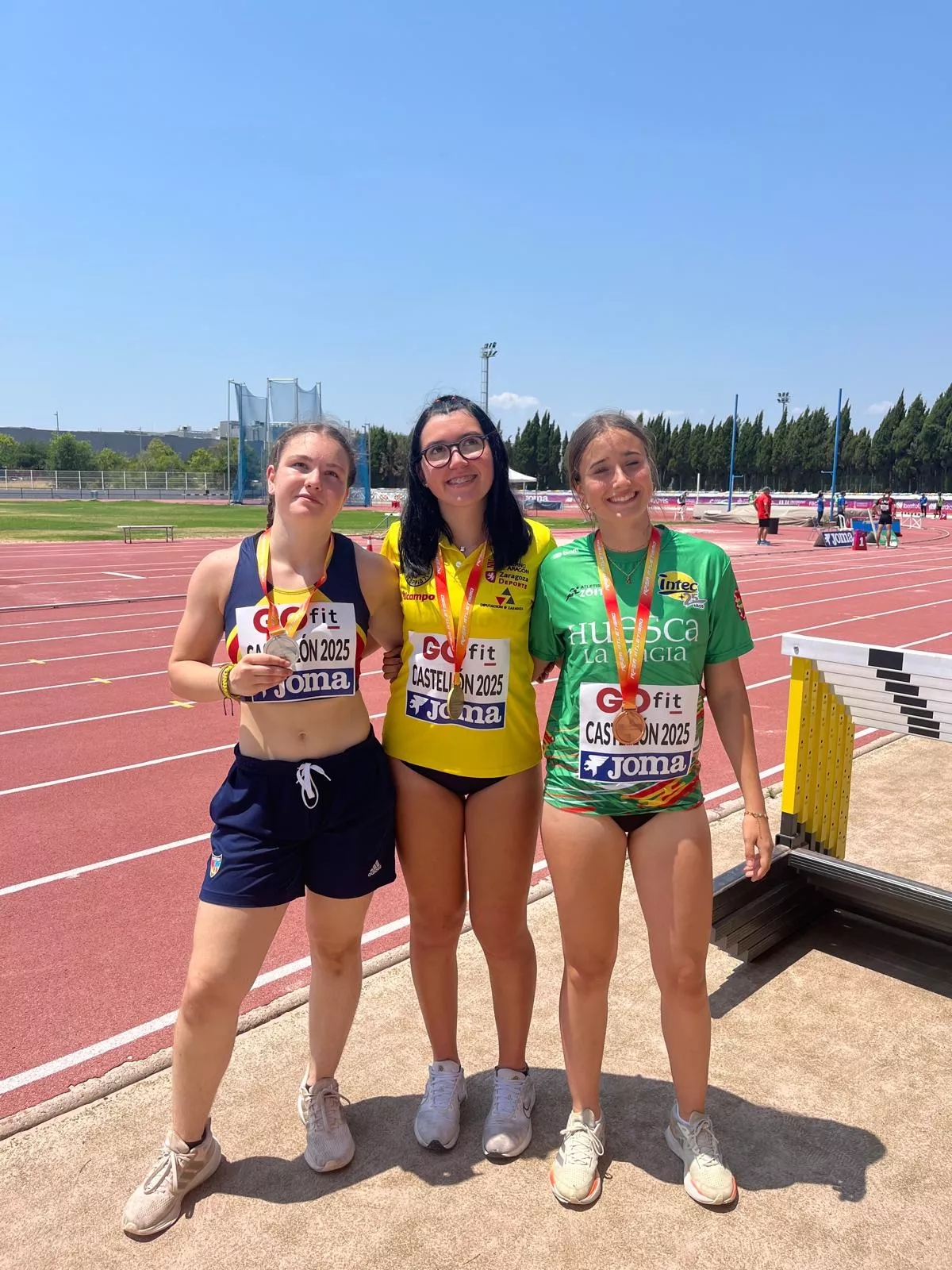 María Laguarta, a la derecha, con la medalla de bronce y sus compañeras de podio.