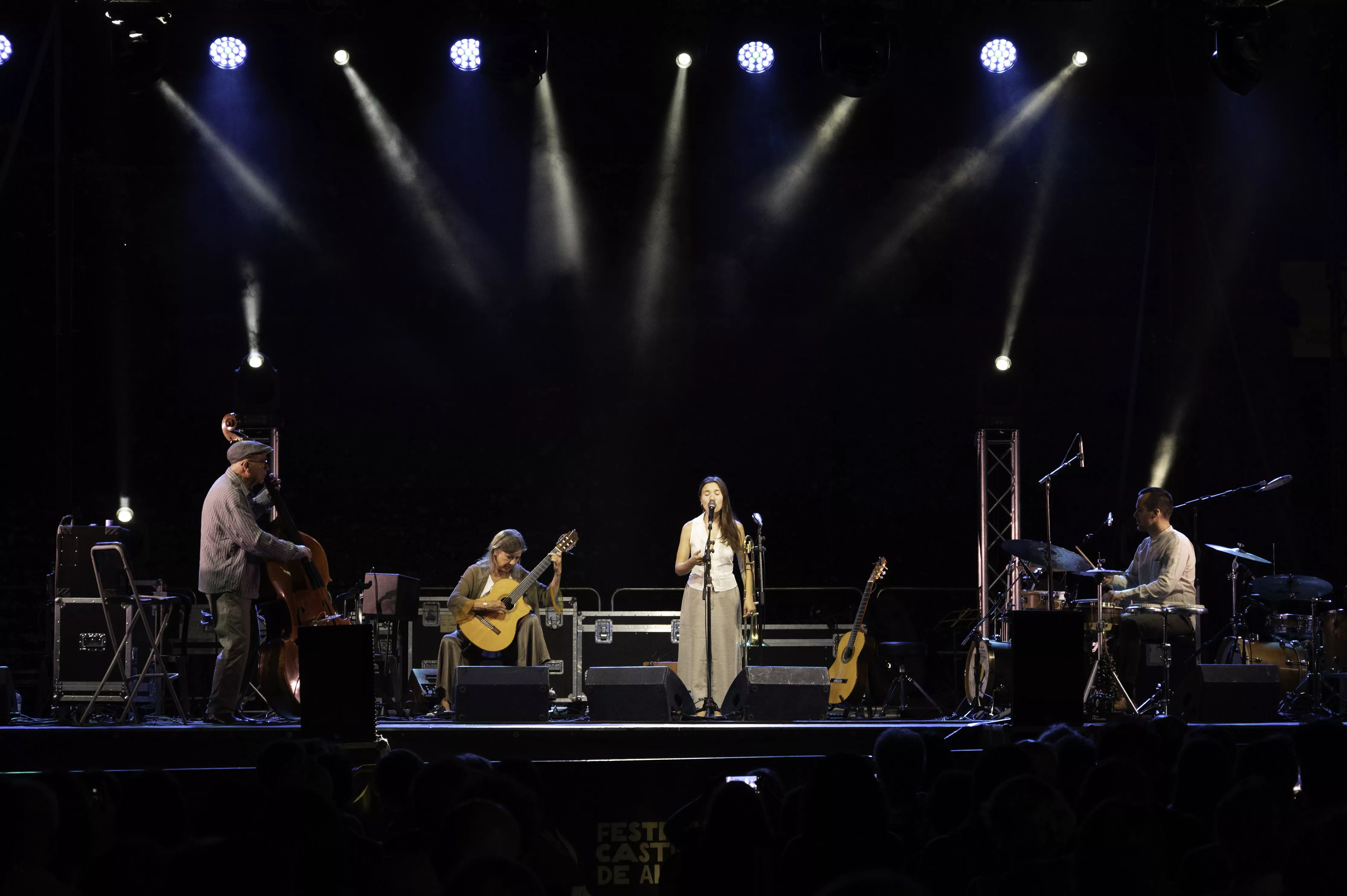 Rita Payés desembarca en el foso del Castillo de Aínsa. Foto Sonia Gracia Rita Payés desembarca en el foso del Castillo de Aínsa. Foto Sonia Gracia
