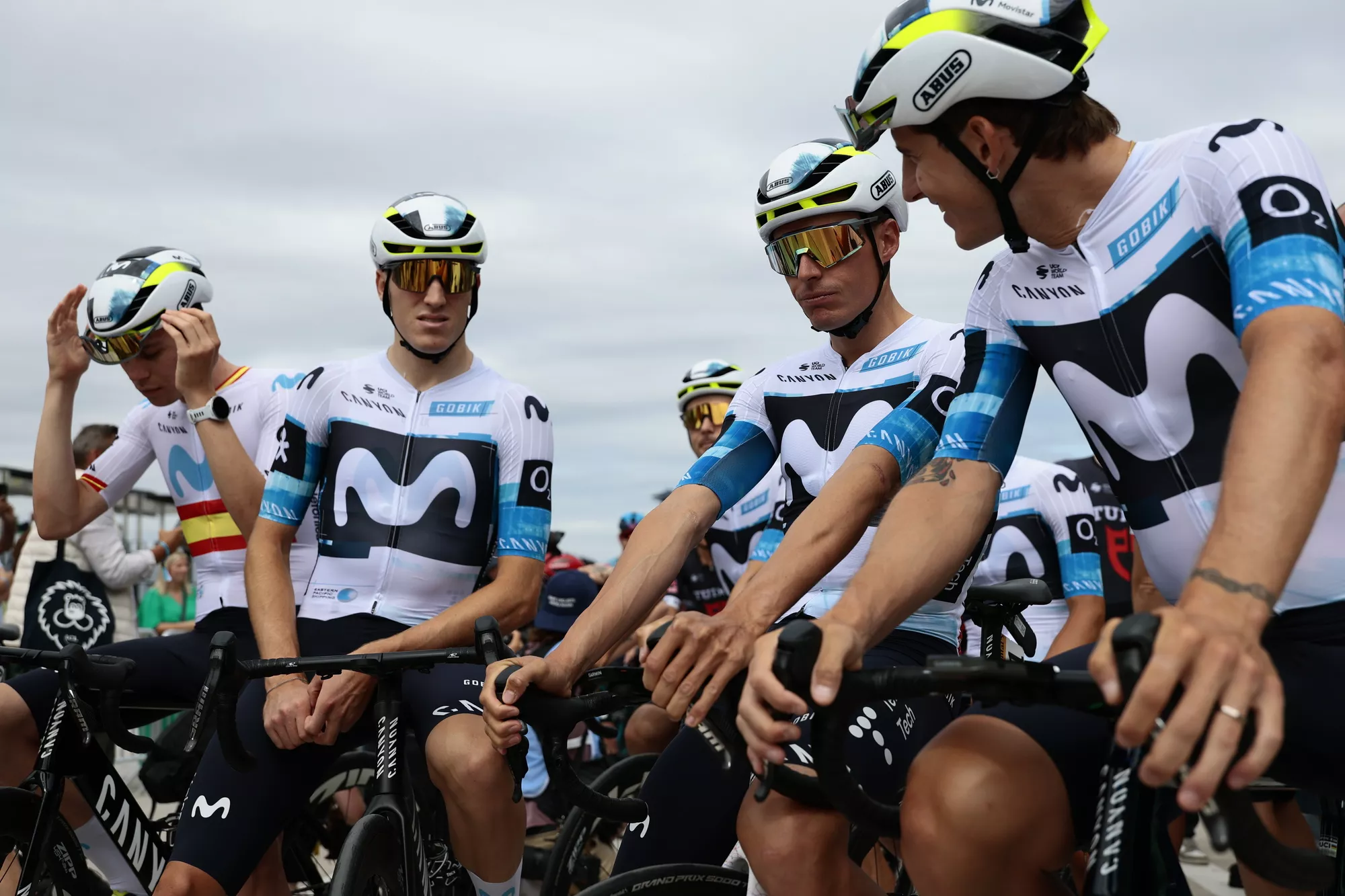 Castrillo y sus compañeros de Movistar antes de tomar la salida. Foto: Movistar