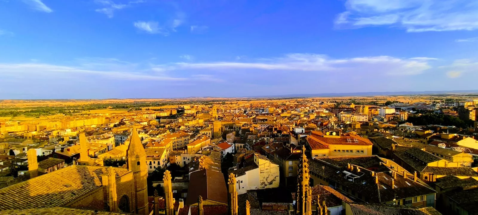 Vistas de Huesca desde la torre de la Catedral en la Noche de los Museos. Foto Joaquín Santafé