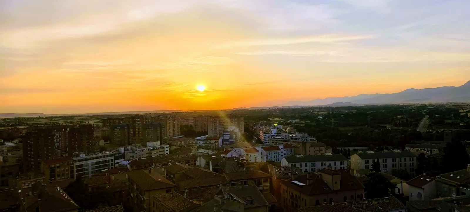 Vistas de Huesca desde la torre de la Catedral en la Noche de los Museos. Foto Joaquín Santafé