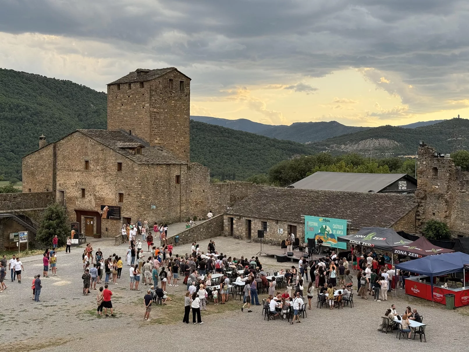 Ambiente en el patio del castillo durante el concierto de Francho Sarrablo