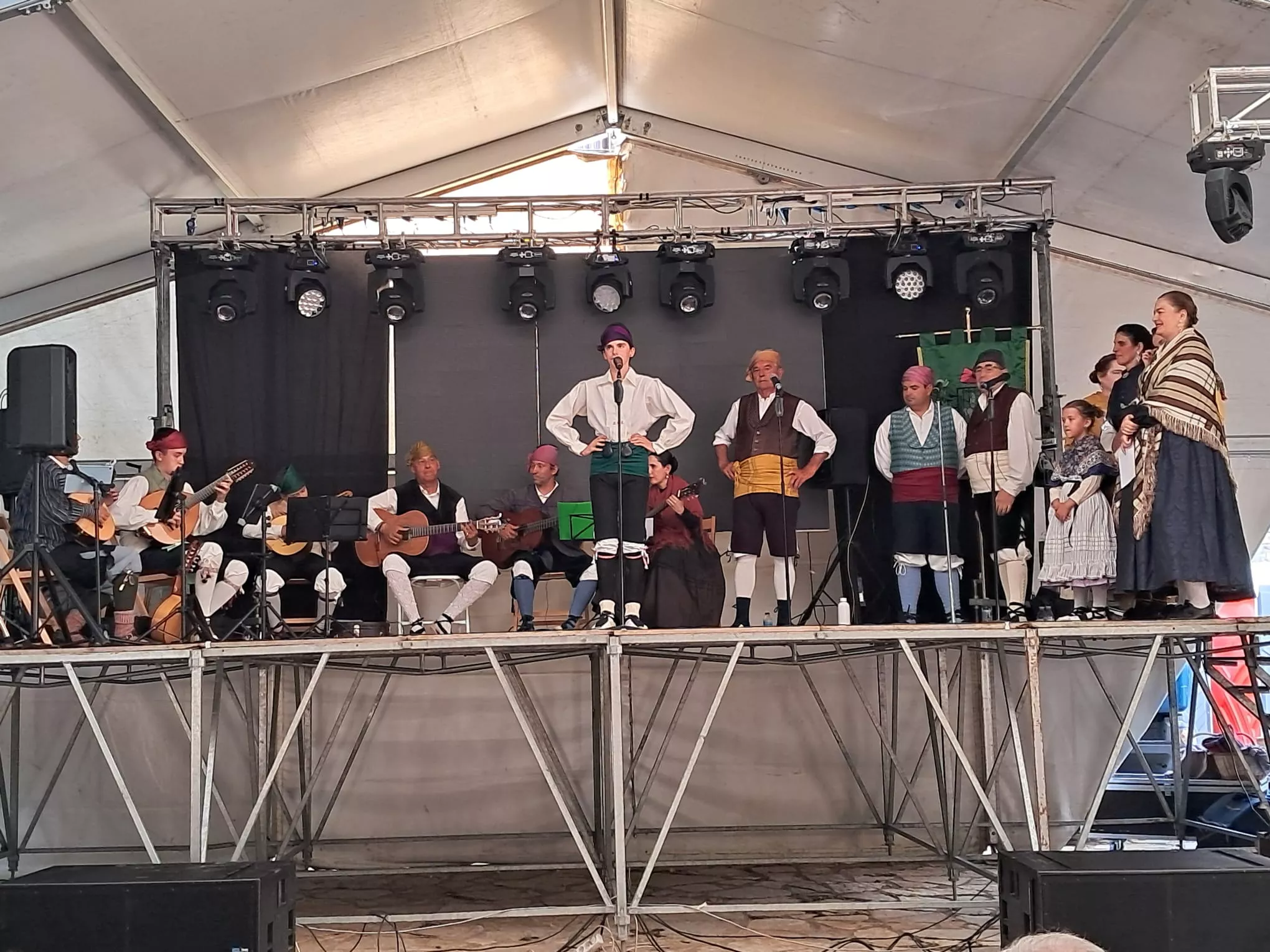 Actuación del Grupo Folklórico Santa Cecilia en Escarrilla.