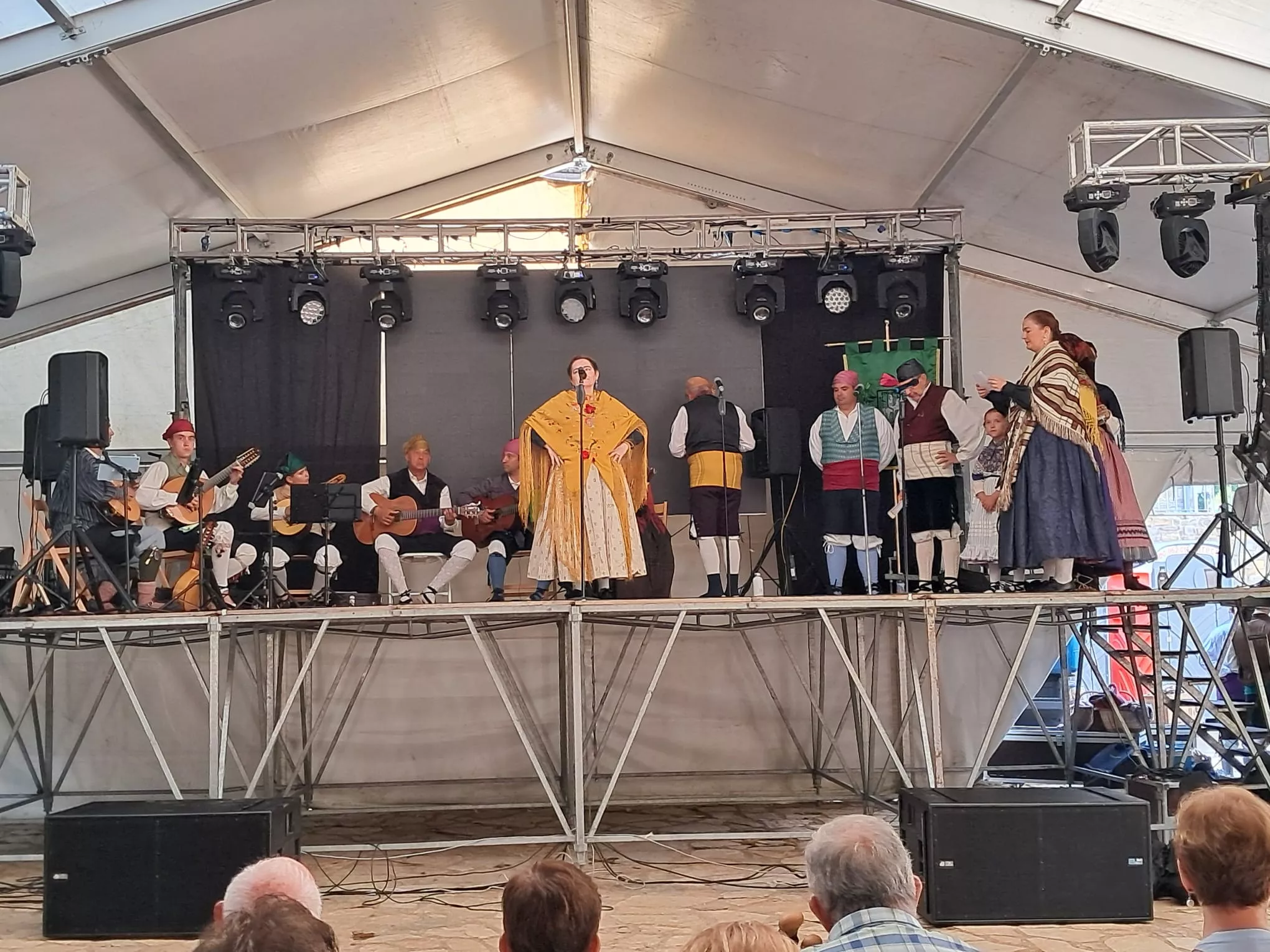 Actuación del Grupo Folklórico Santa Cecilia en Escarrilla.