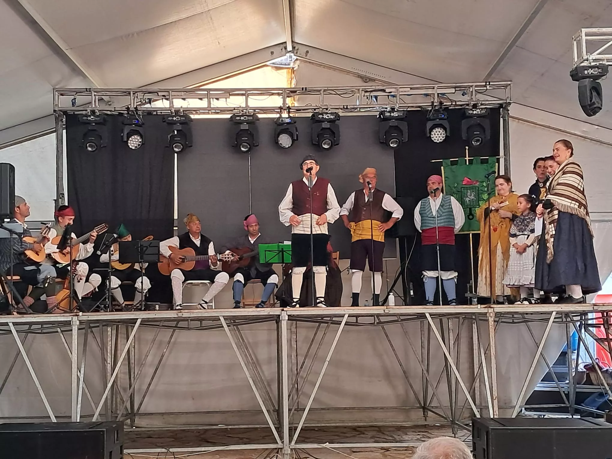 Actuación del Grupo Folklórico Santa Cecilia en Escarrilla.