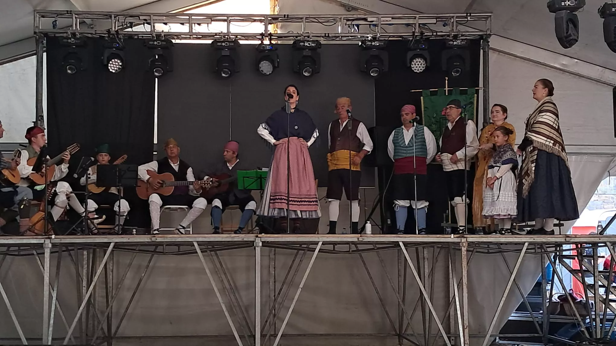 Actuación del Grupo Folklórico Santa Cecilia en Escarrilla.