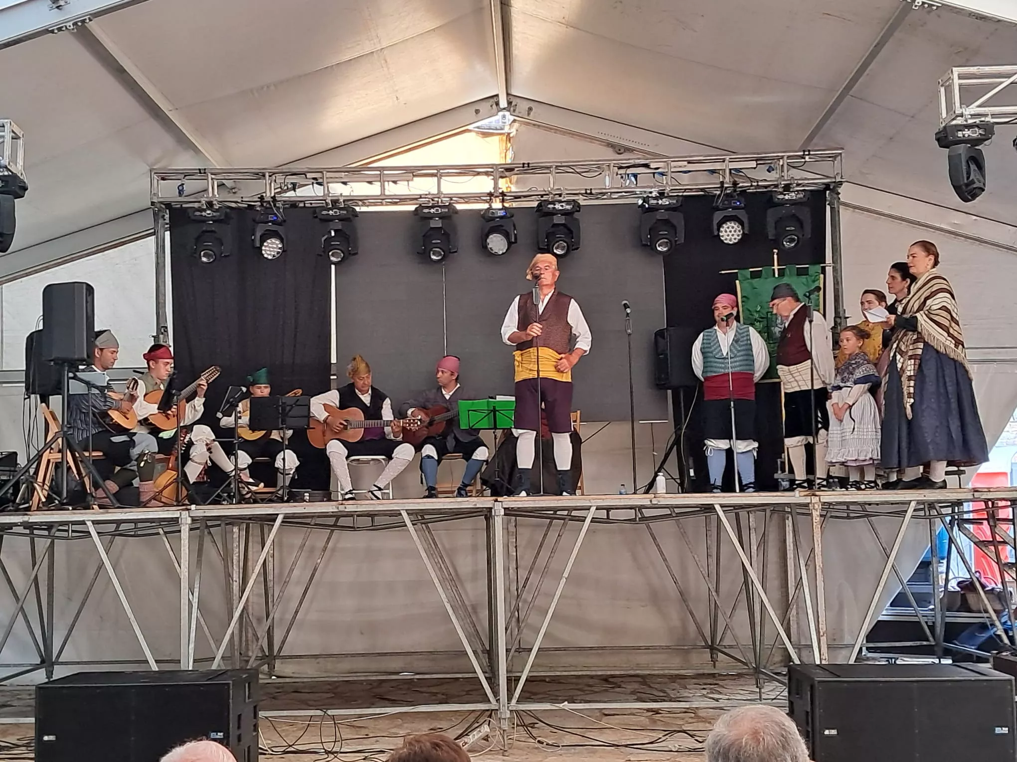 Actuación del Grupo Folklórico Santa Cecilia en Escarrilla.