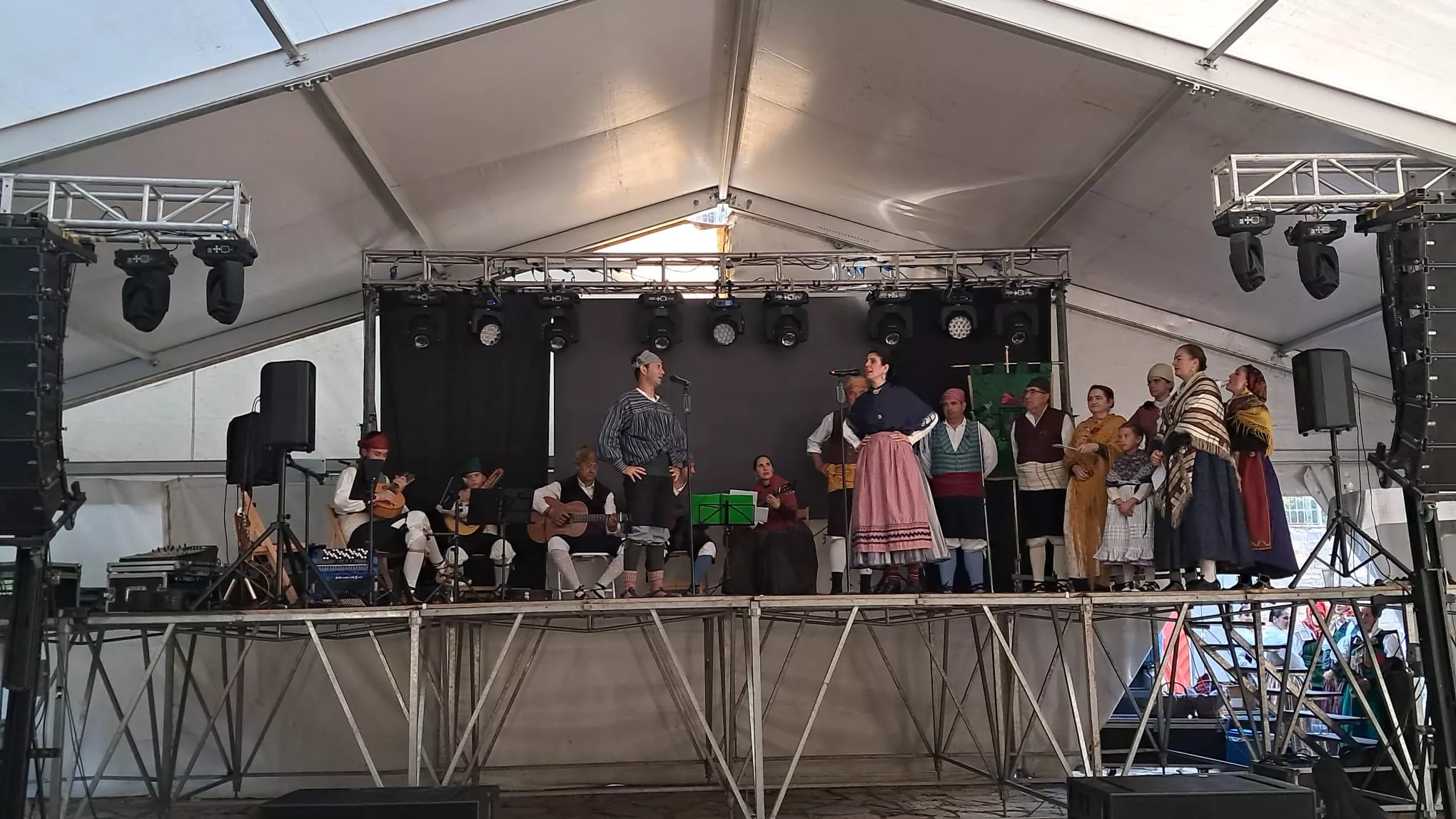 Actuación del Grupo Folklórico Santa Cecilia en Escarrilla.