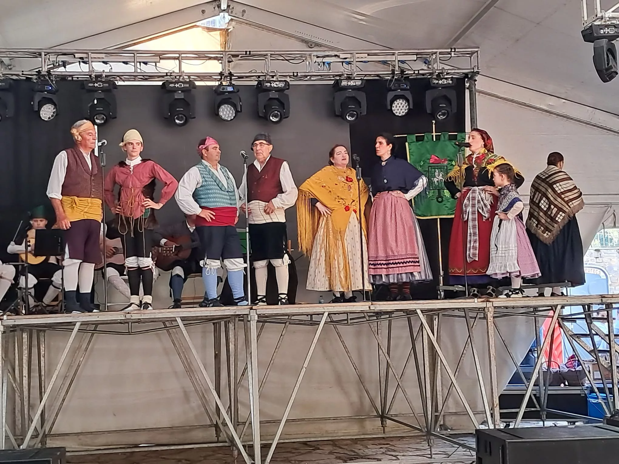 Actuación del Grupo Folklórico Santa Cecilia en Escarrilla.