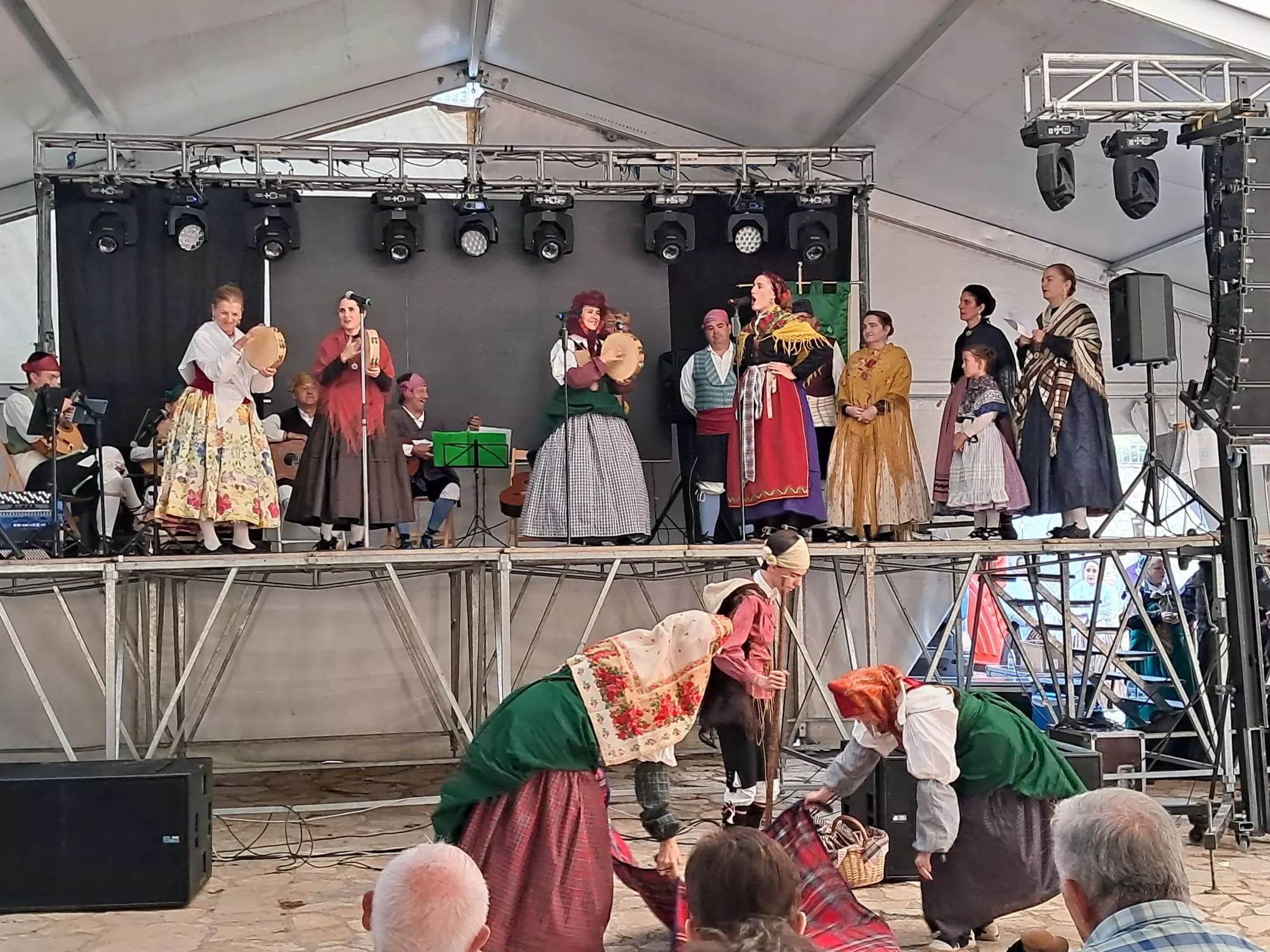 Actuación del Grupo Folklórico Santa Cecilia en Escarrilla.