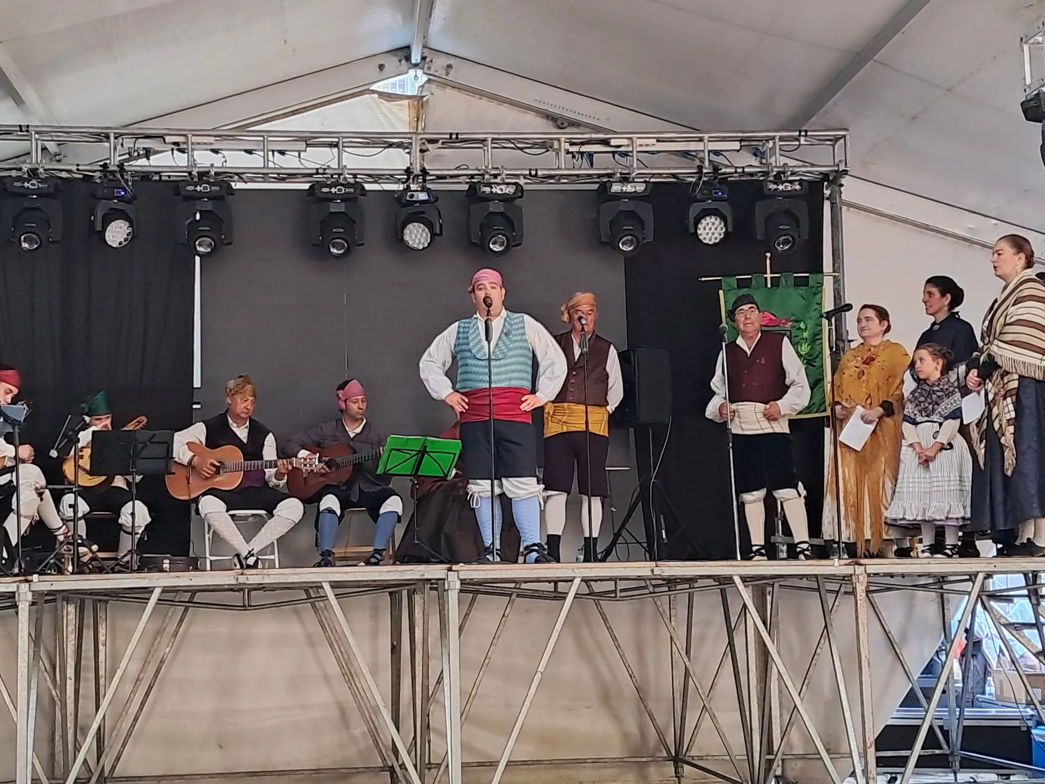 Actuación del Grupo Folklórico Santa Cecilia en Escarrilla.