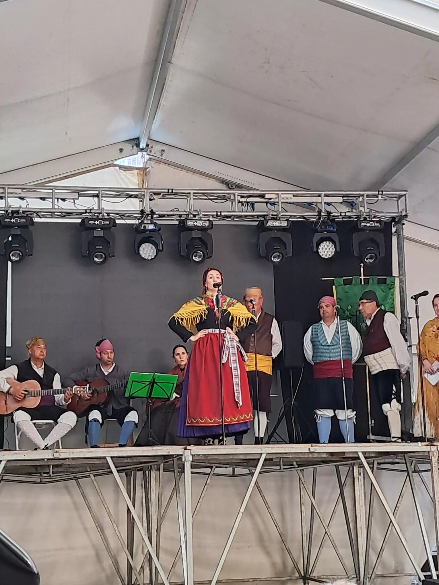 Actuación del Grupo Folklórico Santa Cecilia en Escarrilla.