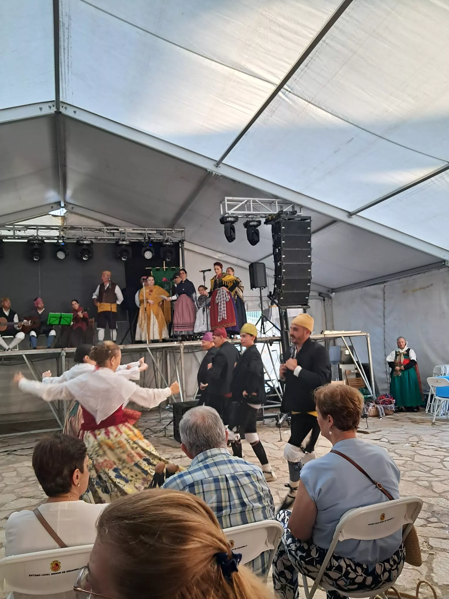 Actuación del Grupo Folklórico Santa Cecilia en Escarrilla.