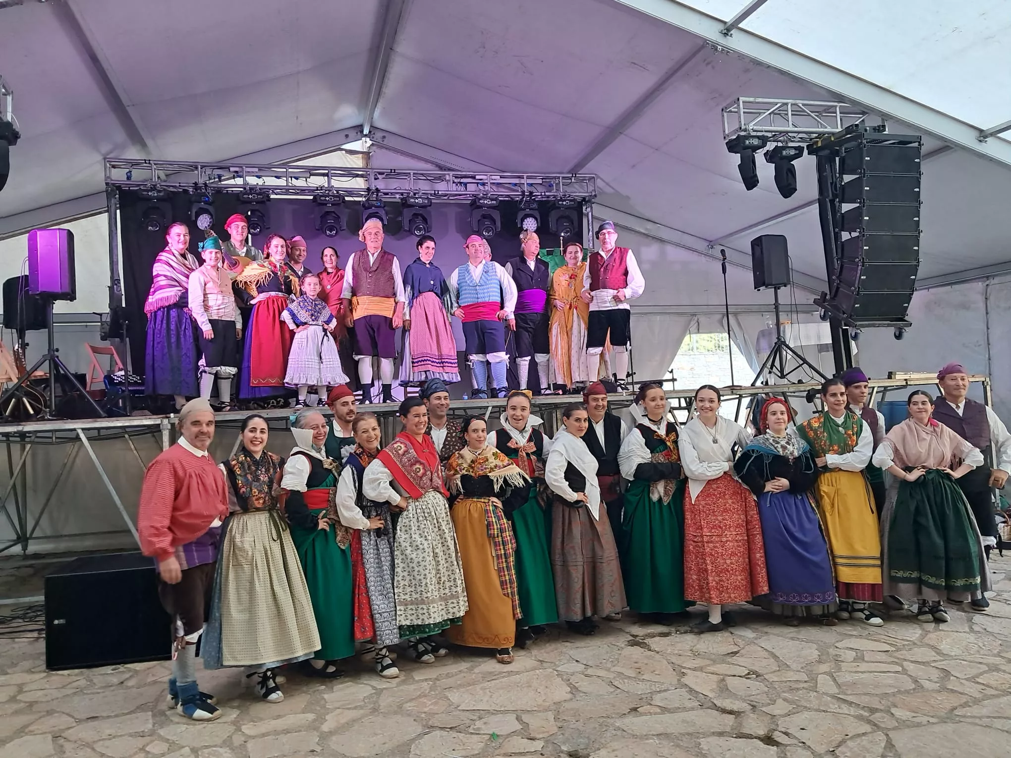 Actuación del Grupo Folklórico Santa Cecilia en Escarrilla.