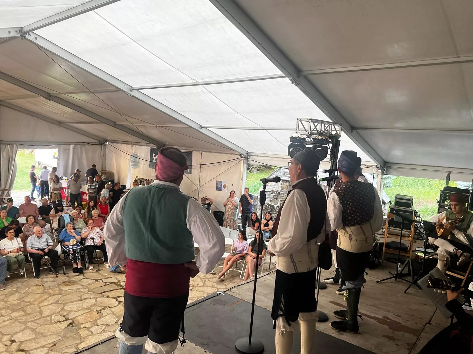 Actuación del Grupo Folklórico Santa Cecilia en Escarrilla.