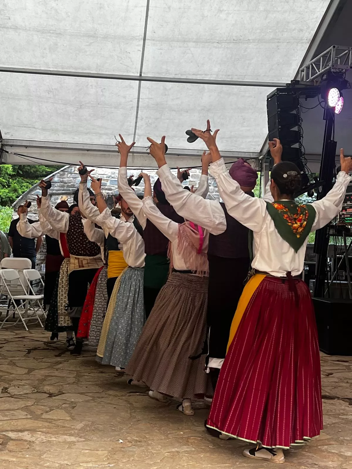 Actuación del Grupo Folklórico Santa Cecilia en Escarrilla.
