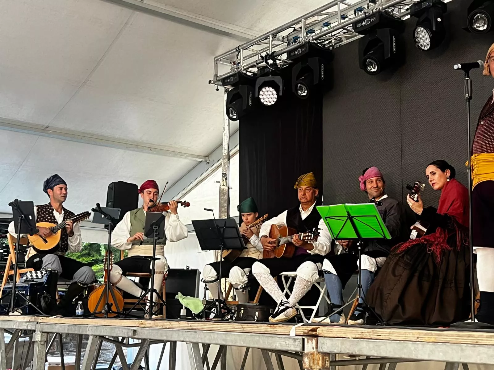 Actuación del Grupo Folklórico Santa Cecilia en Escarrilla.