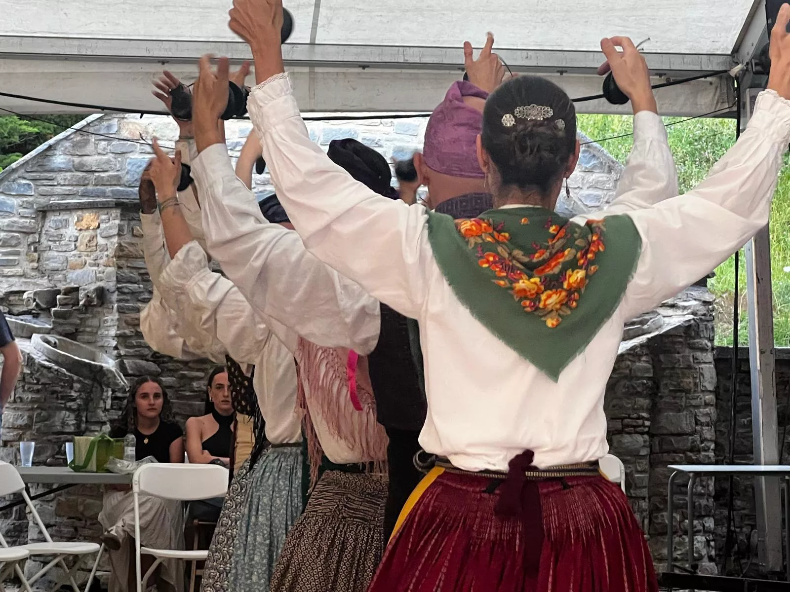 Actuación del Grupo Folklórico Santa Cecilia en Escarrilla.