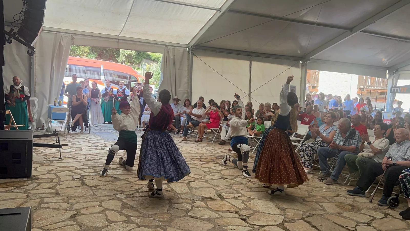 Actuación del Grupo Folklórico Santa Cecilia en Escarrilla.