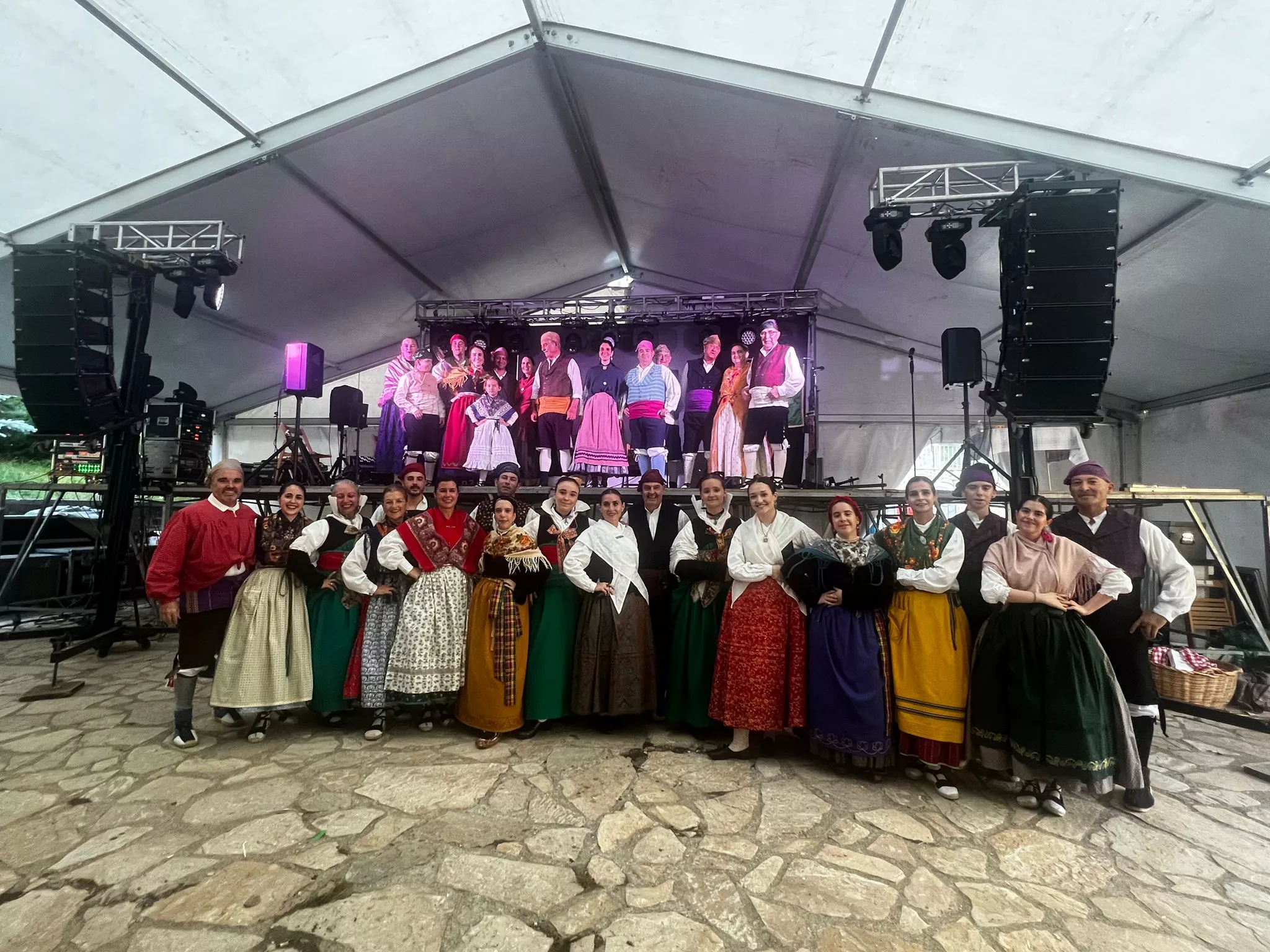 Actuación del Grupo Folklórico Santa Cecilia en Escarrilla.