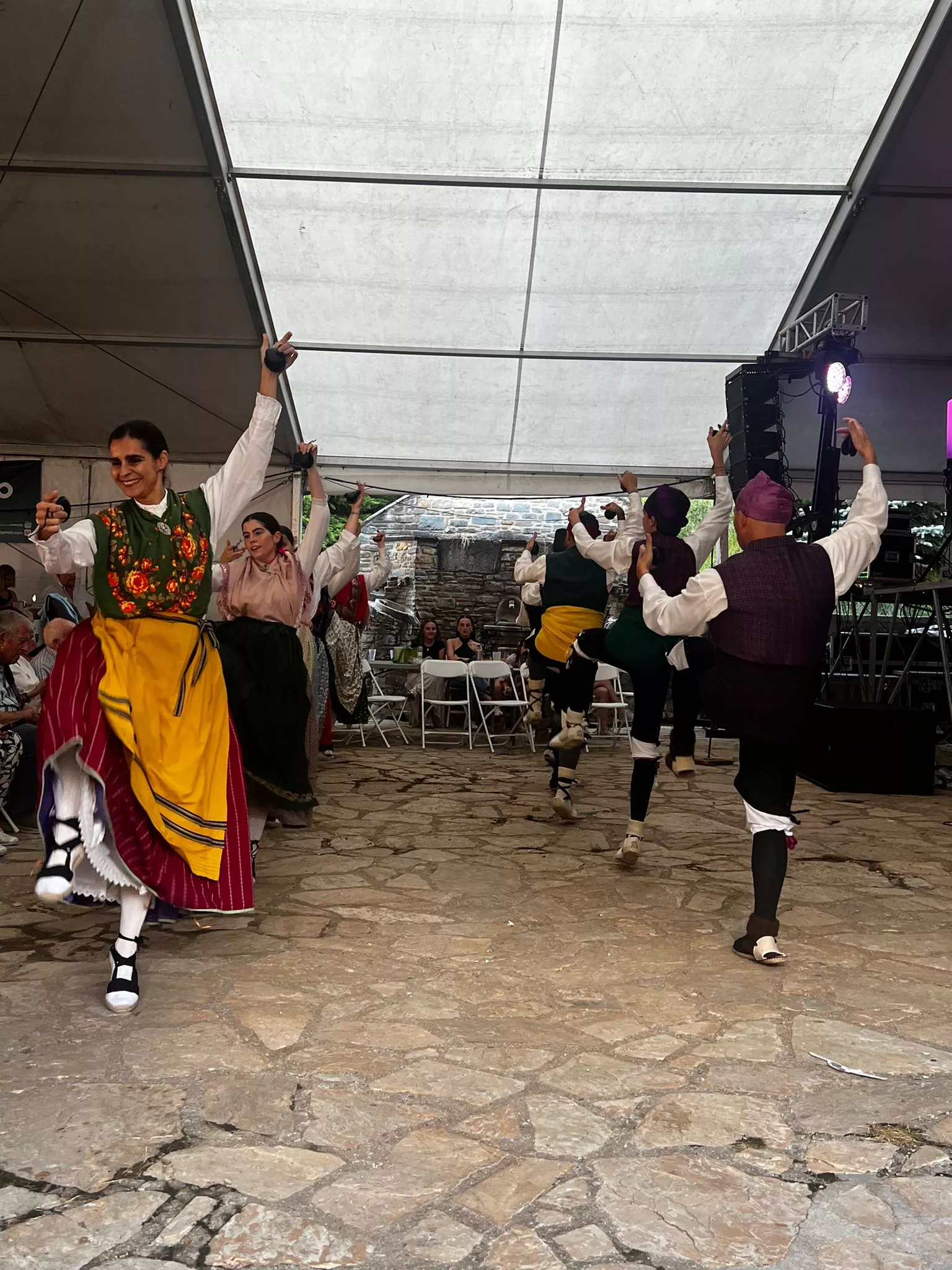 Actuación del Grupo Folklórico Santa Cecilia en Escarrilla.