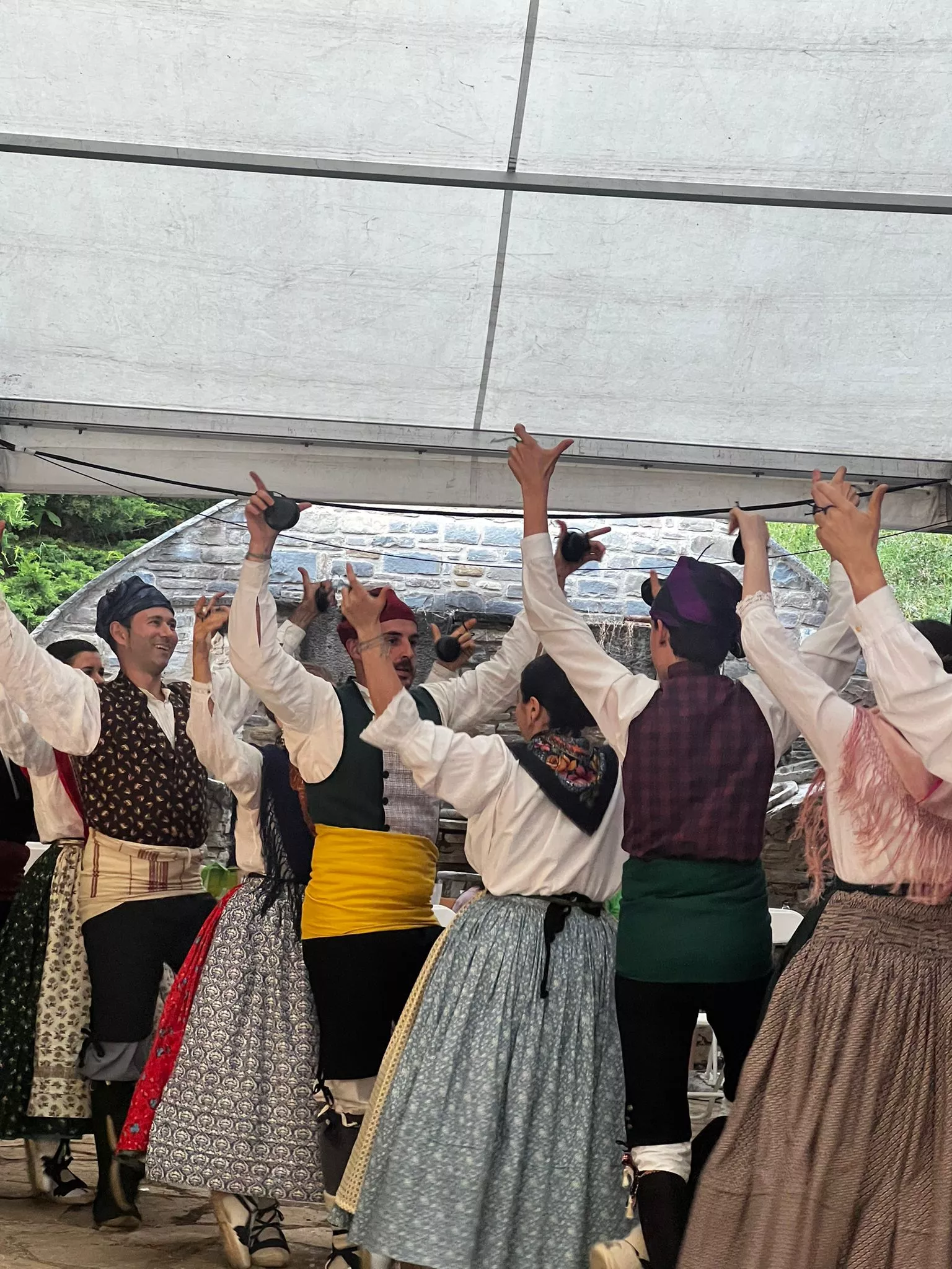 Actuación del Grupo Folklórico Santa Cecilia en Escarrilla.